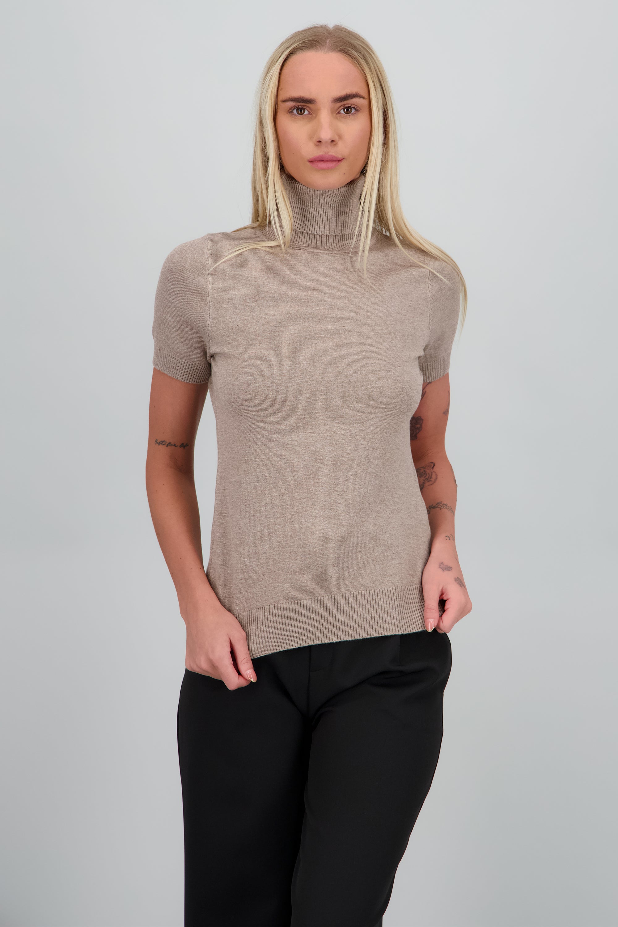 sueter manga corta cuello de tortuga CAMELLO