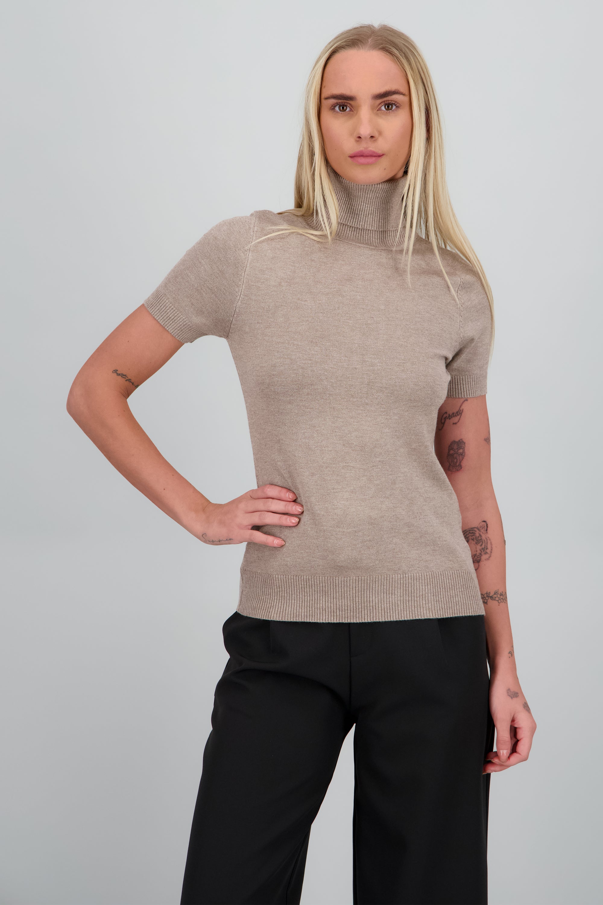 sueter manga corta cuello de tortuga CAMELLO