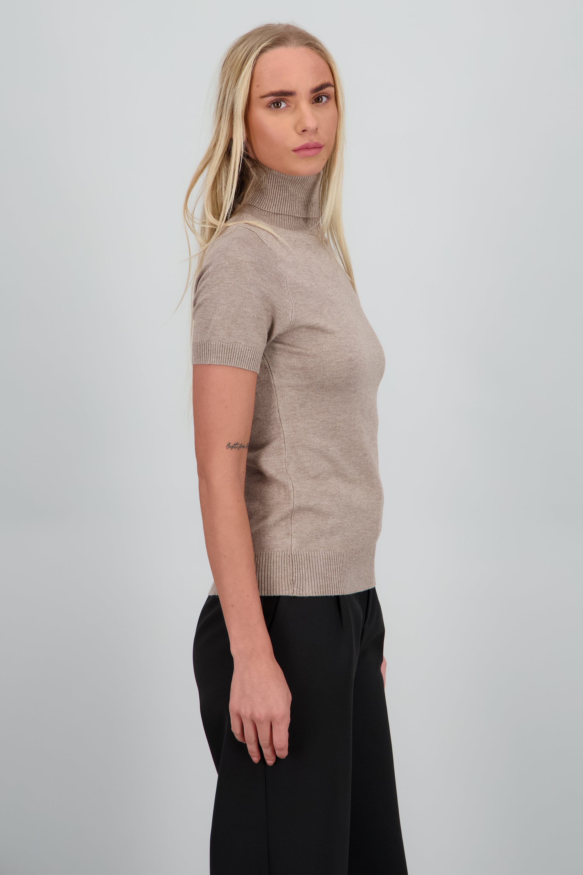 sueter manga corta cuello de tortuga CAMELLO