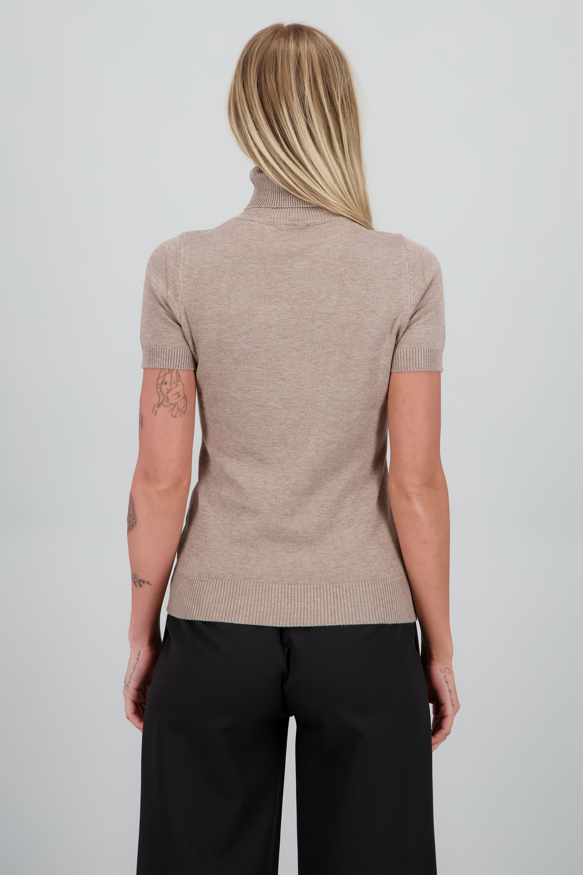 sueter manga corta cuello de tortuga CAMELLO