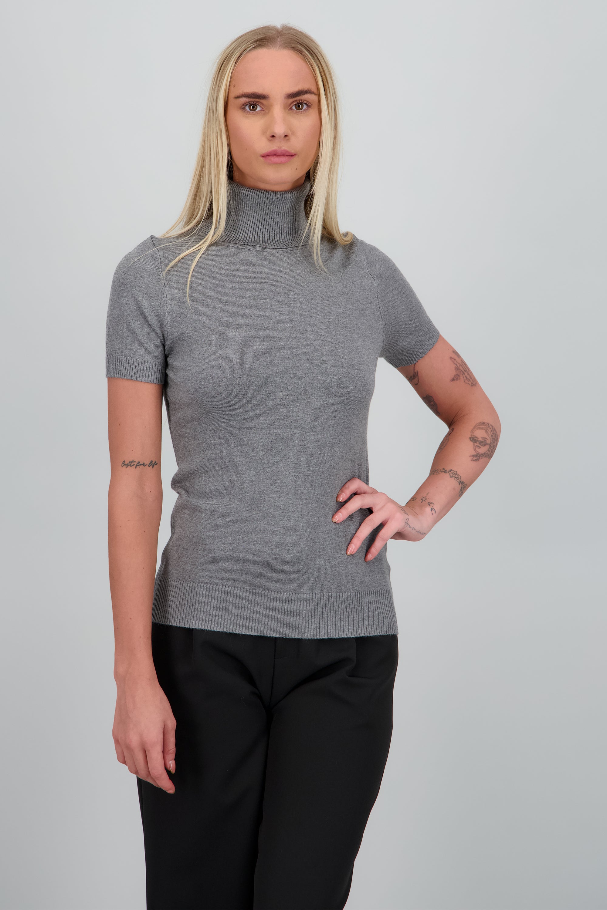 sueter manga corta cuello de tortuga GRIS