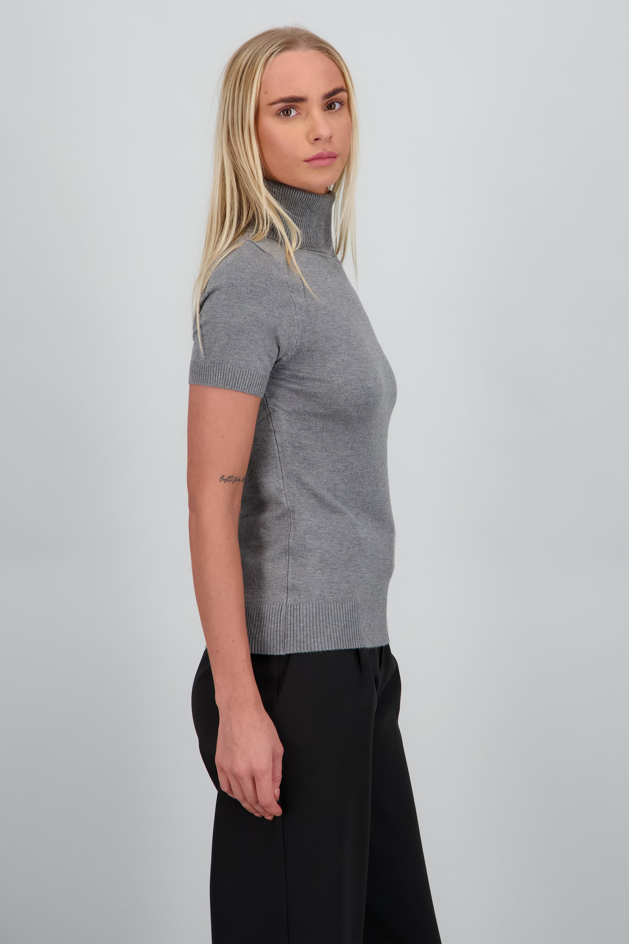 sueter manga corta cuello de tortuga GRIS