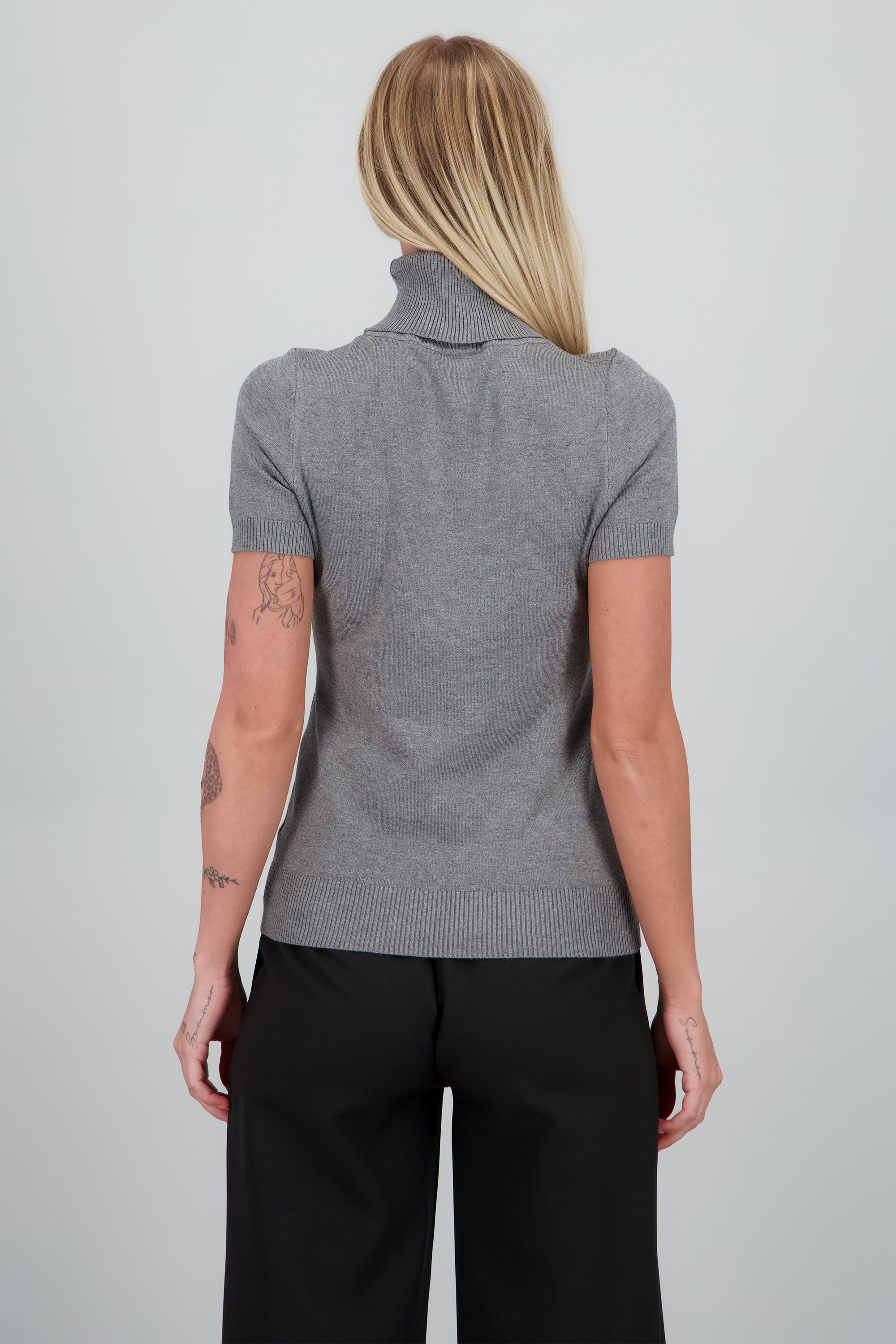 sueter manga corta cuello de tortuga GRIS