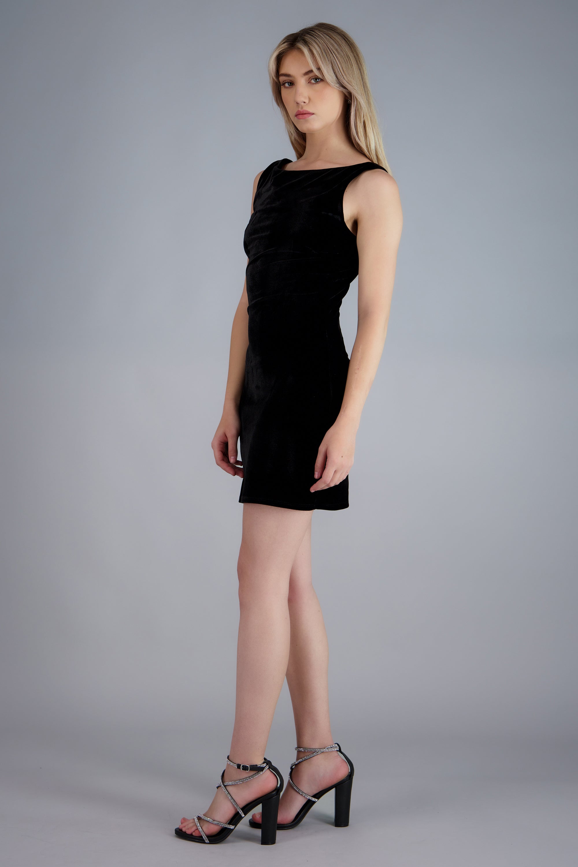 Vestido corto sin mangas de terciopelo NEGRO