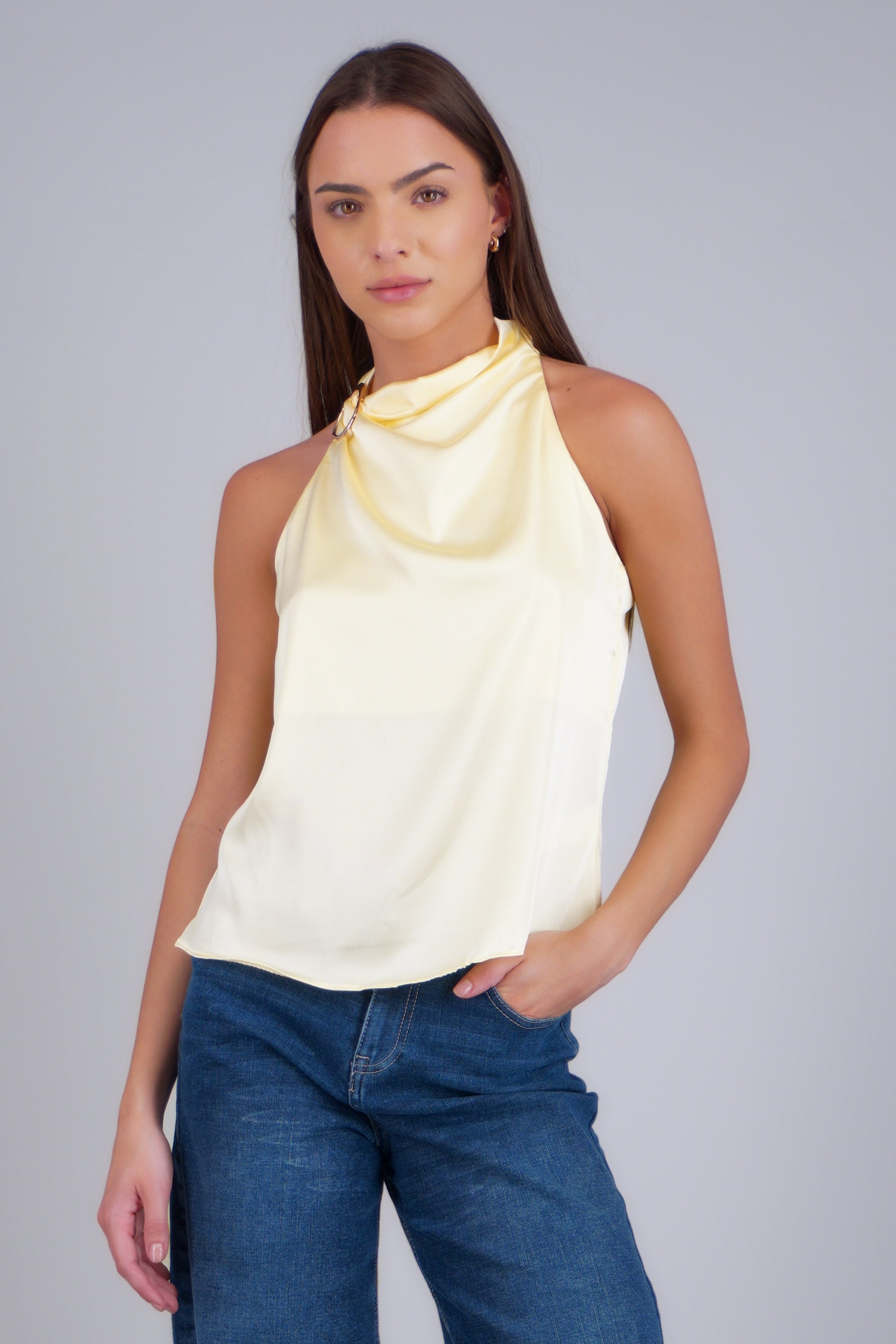 Blusa halter satin detalle hebilla irregular AMARILLO PASTEL