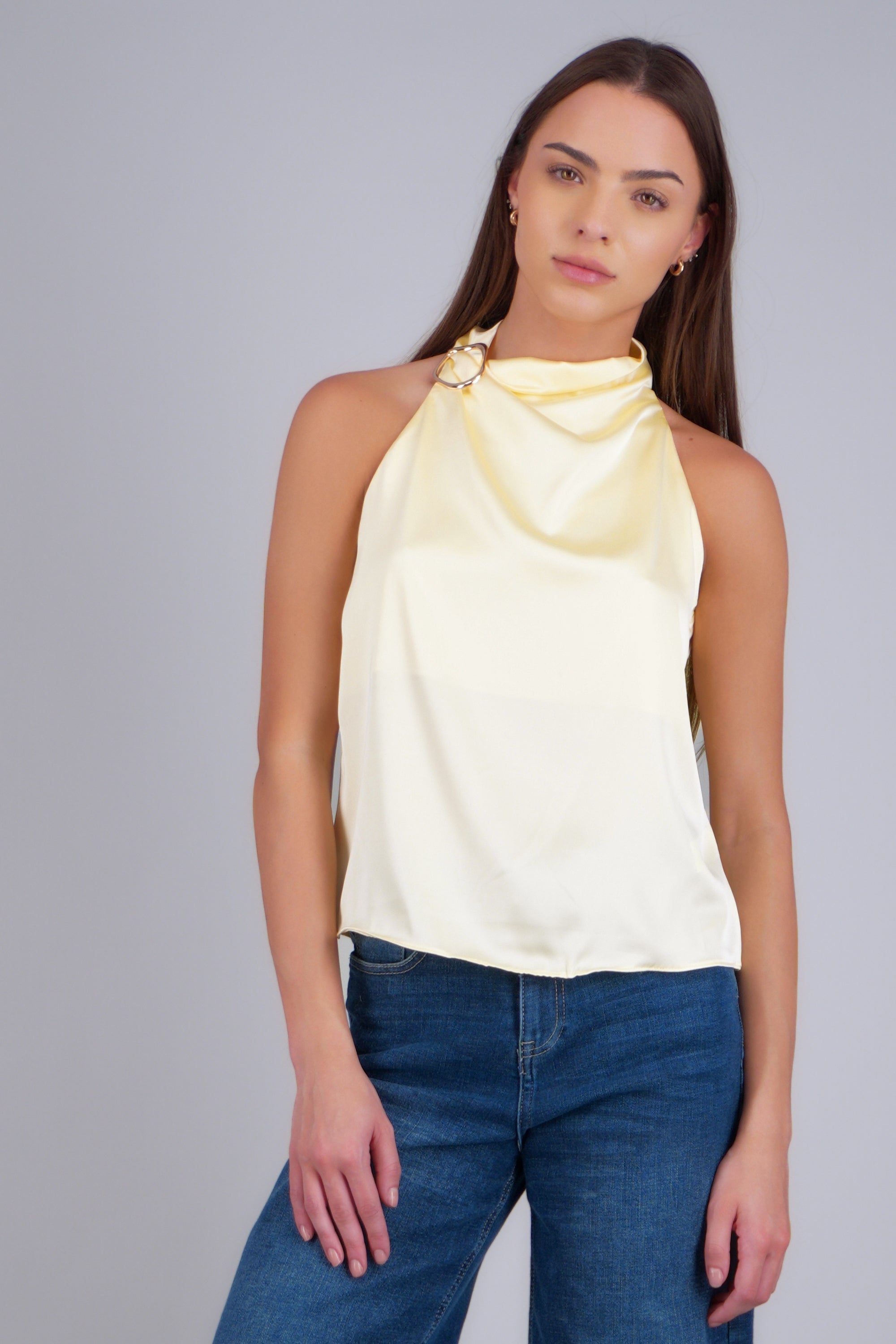 Blusa halter satin detalle hebilla irregular AMARILLO PASTEL