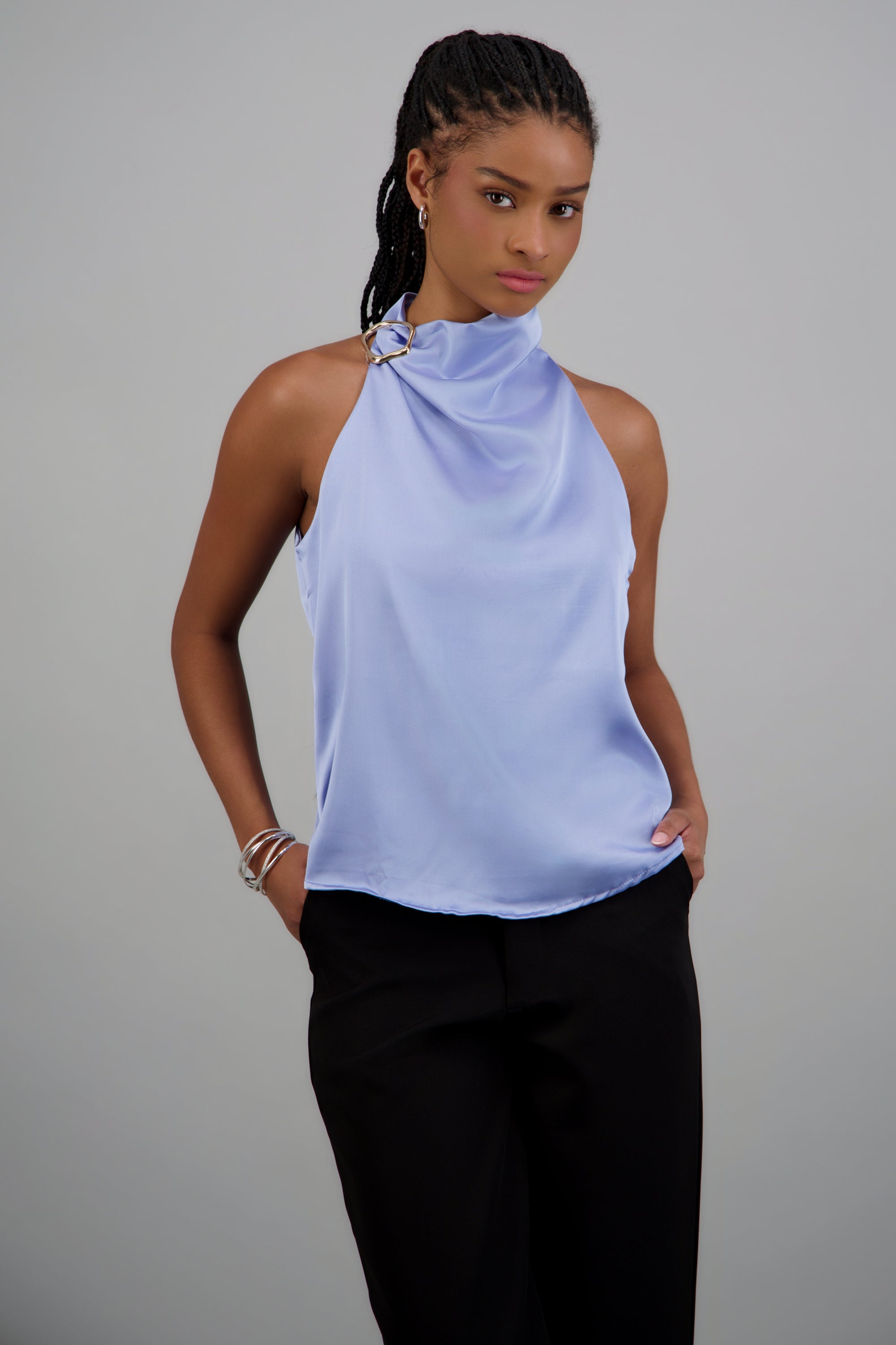 Blusa halter satin detalle hebilla irregular AZUL PASTEL