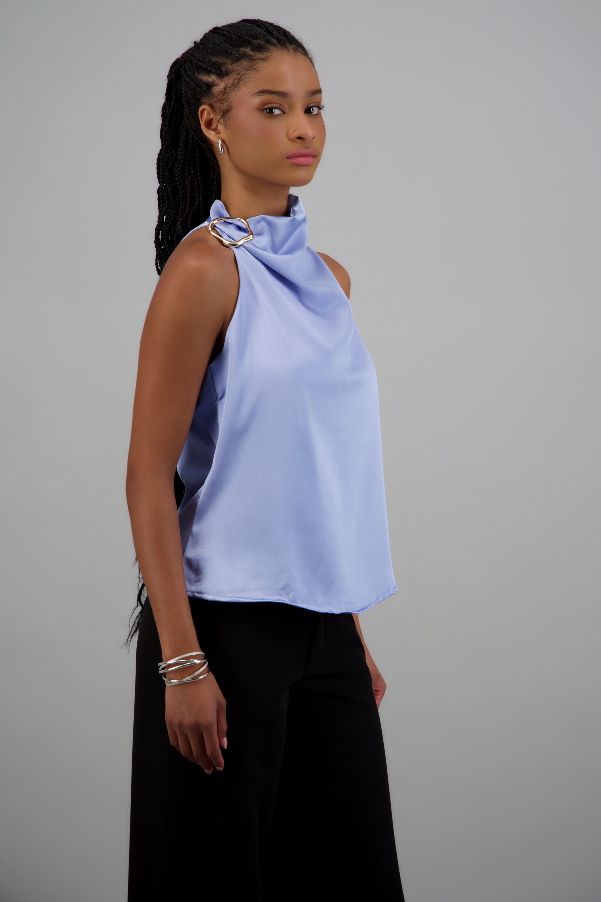 Blusa halter satin detalle hebilla irregular AZUL PASTEL