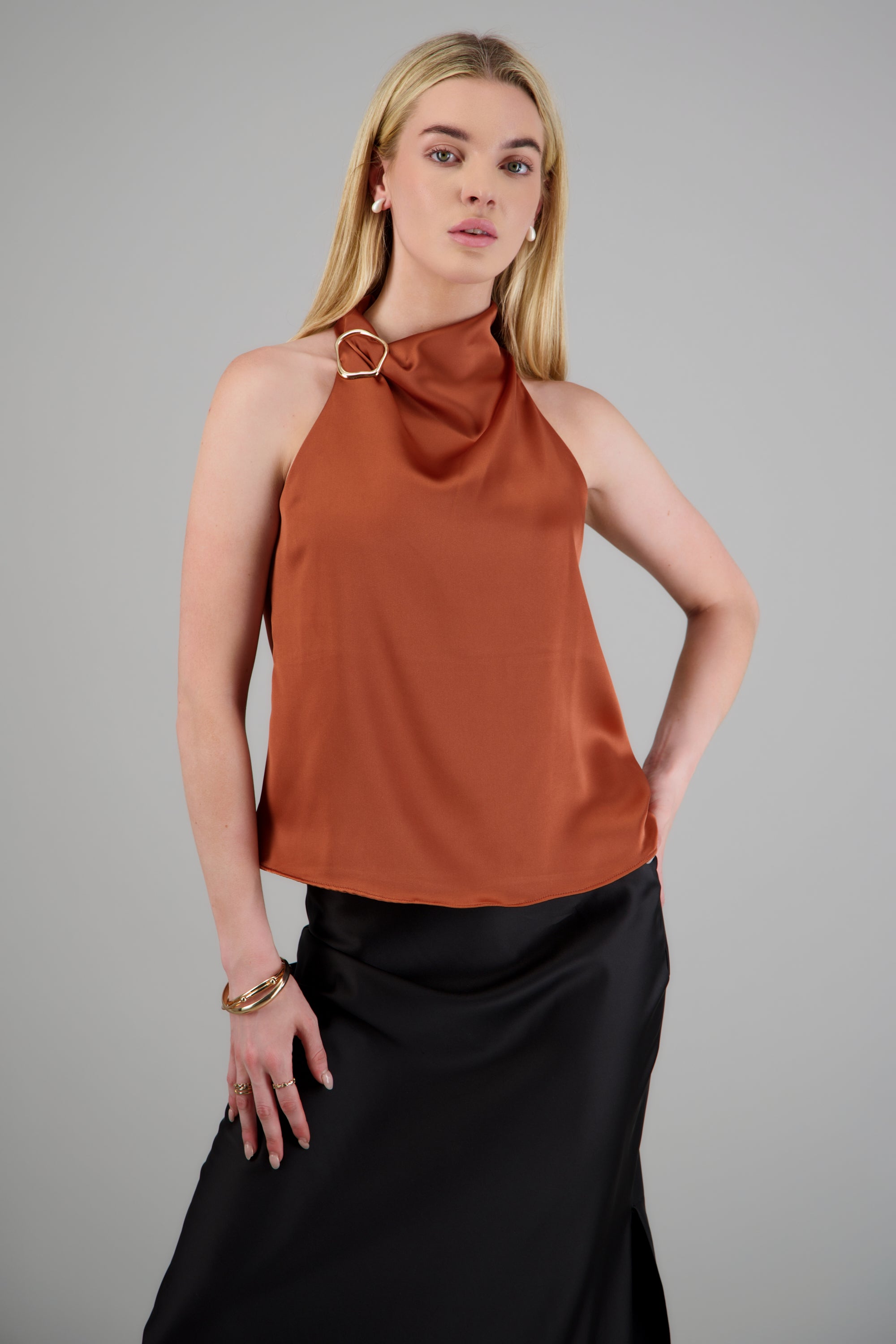 Blusa halter satin detalle hebilla irregular COBRE