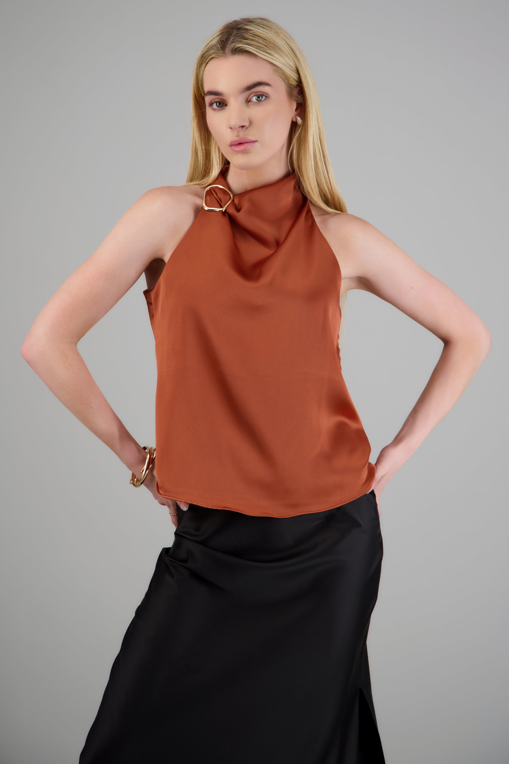 Blusa halter satin detalle hebilla irregular COBRE