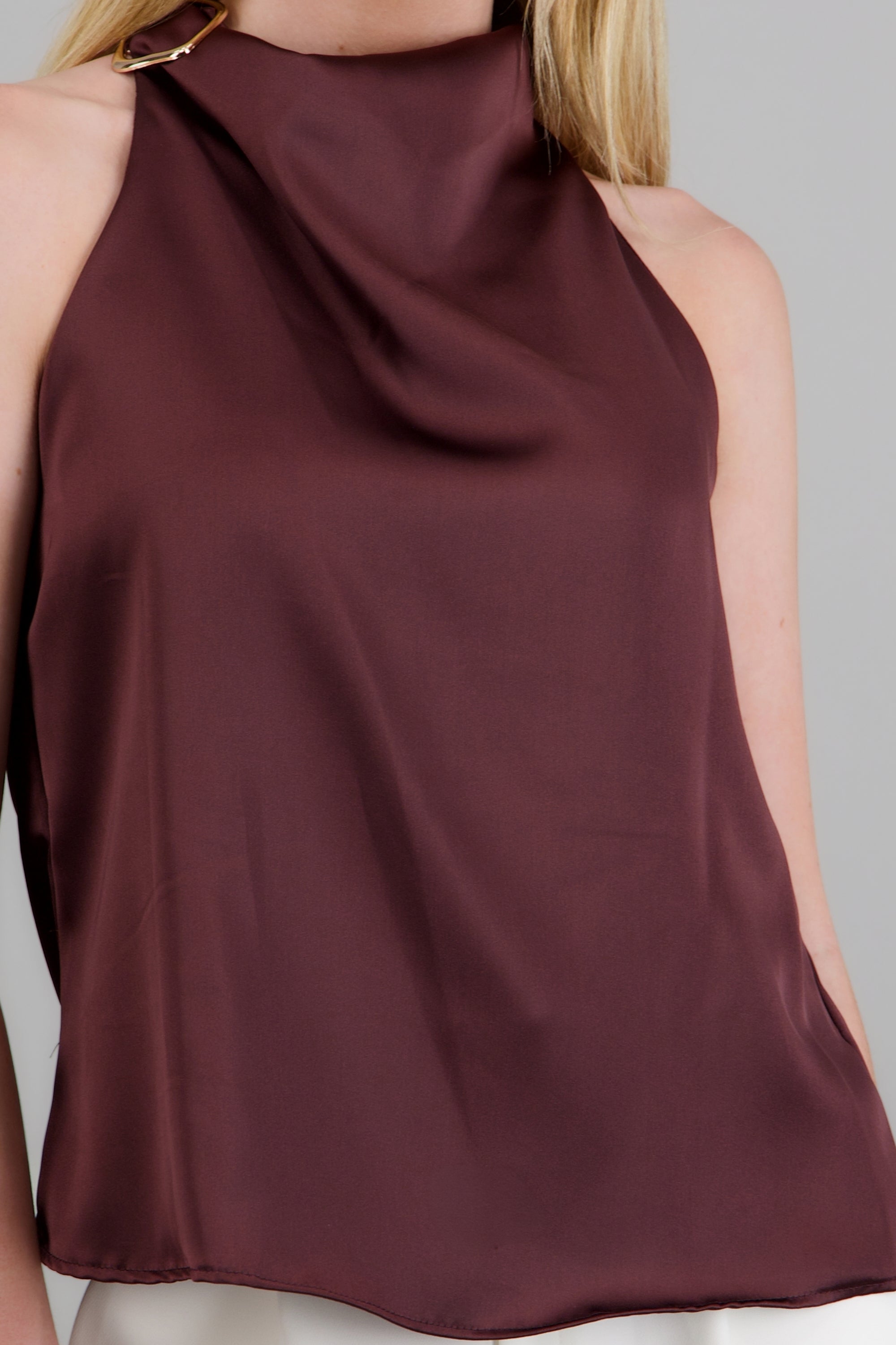 Blusa halter satin detalle hebilla irregular UVA
