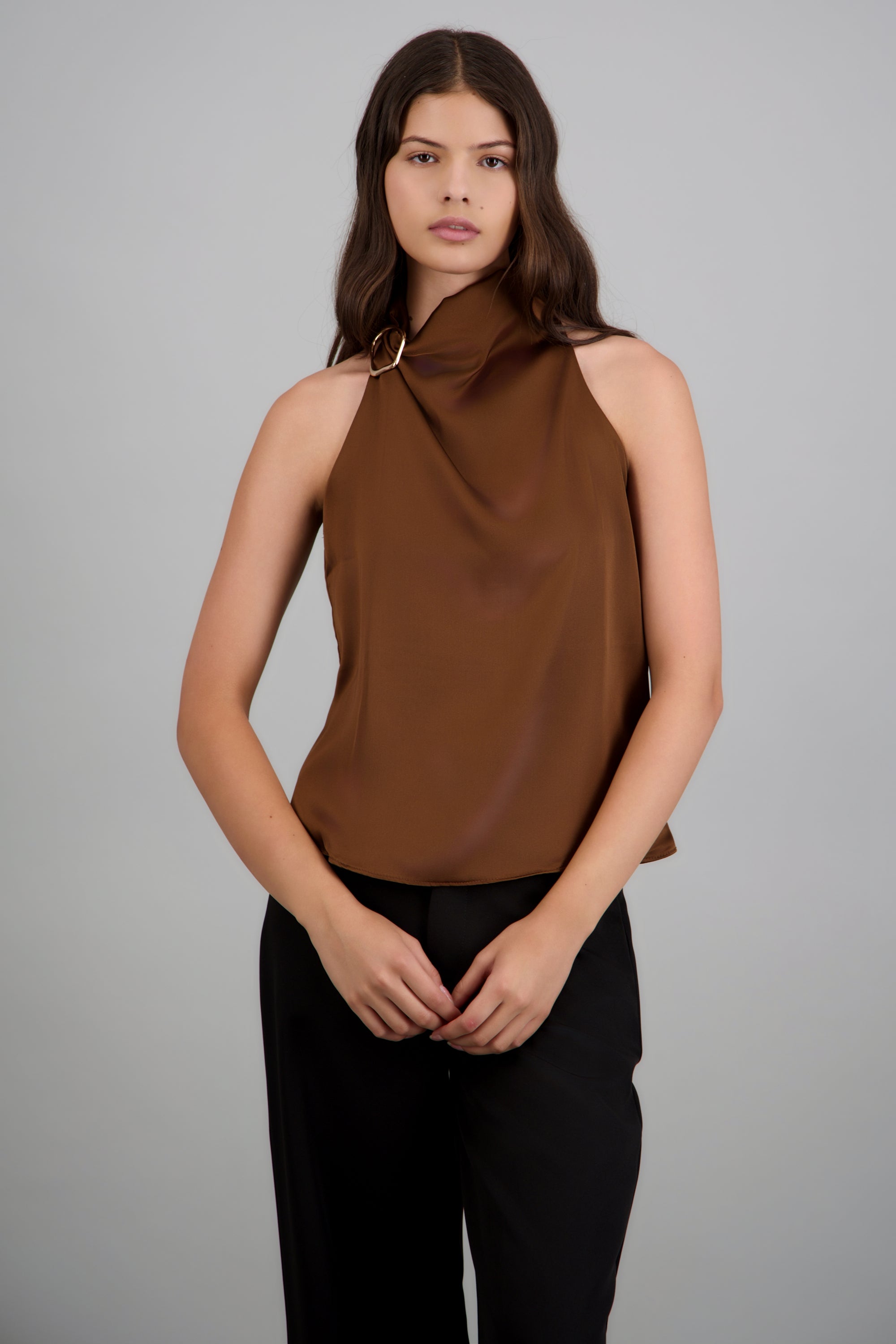 Blusa halter satin detalle hebilla irregular CAFE