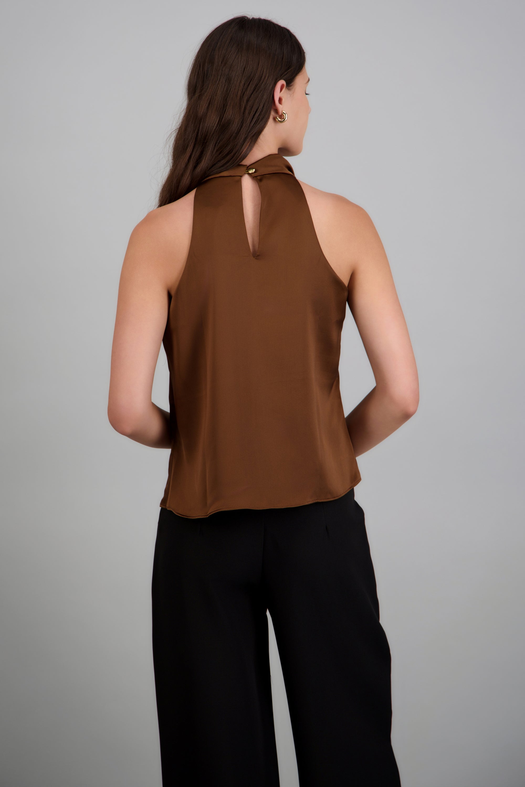 Blusa halter satin detalle hebilla irregular CAFE