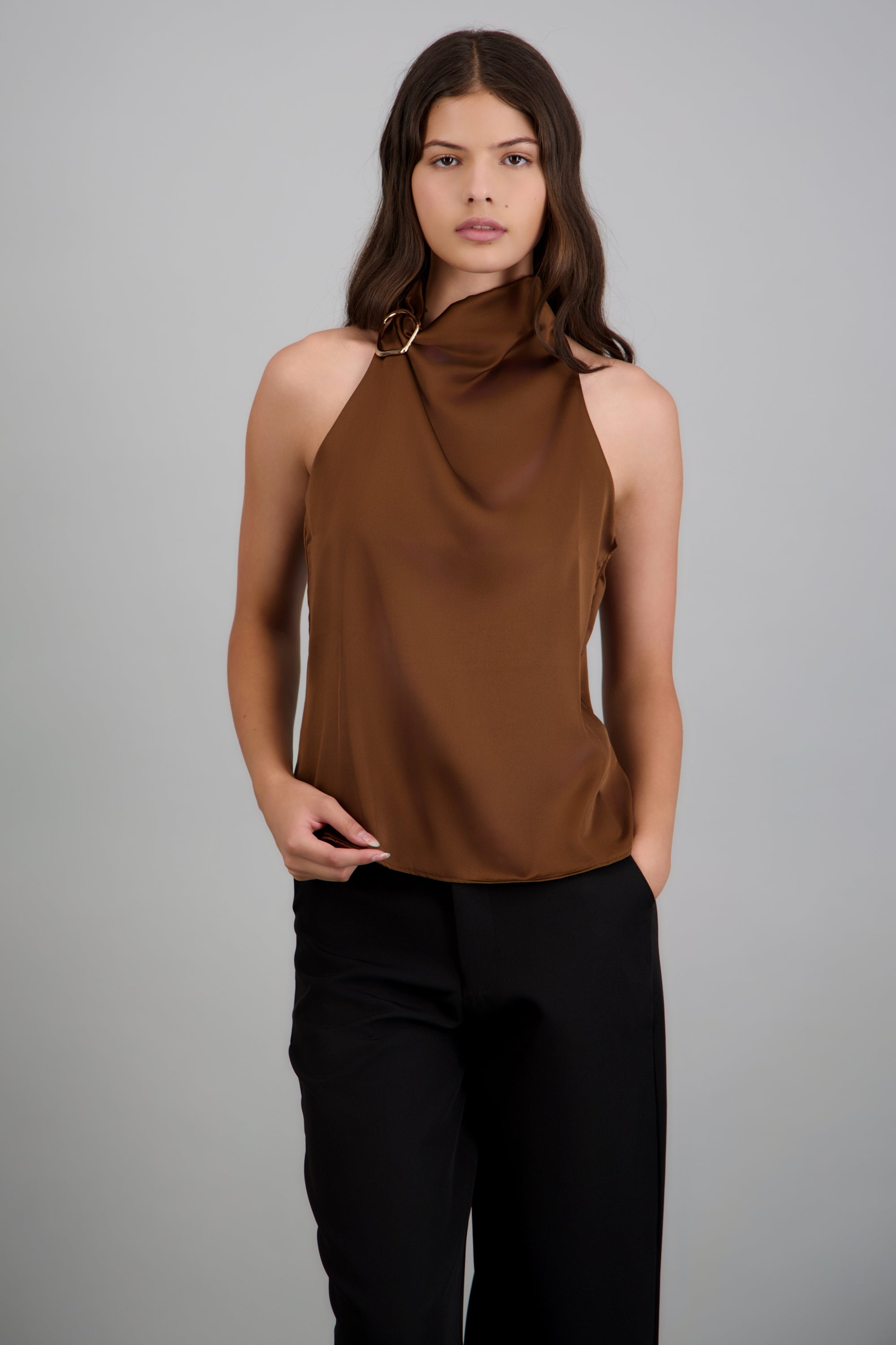 Blusa halter satin detalle hebilla irregular CAFE