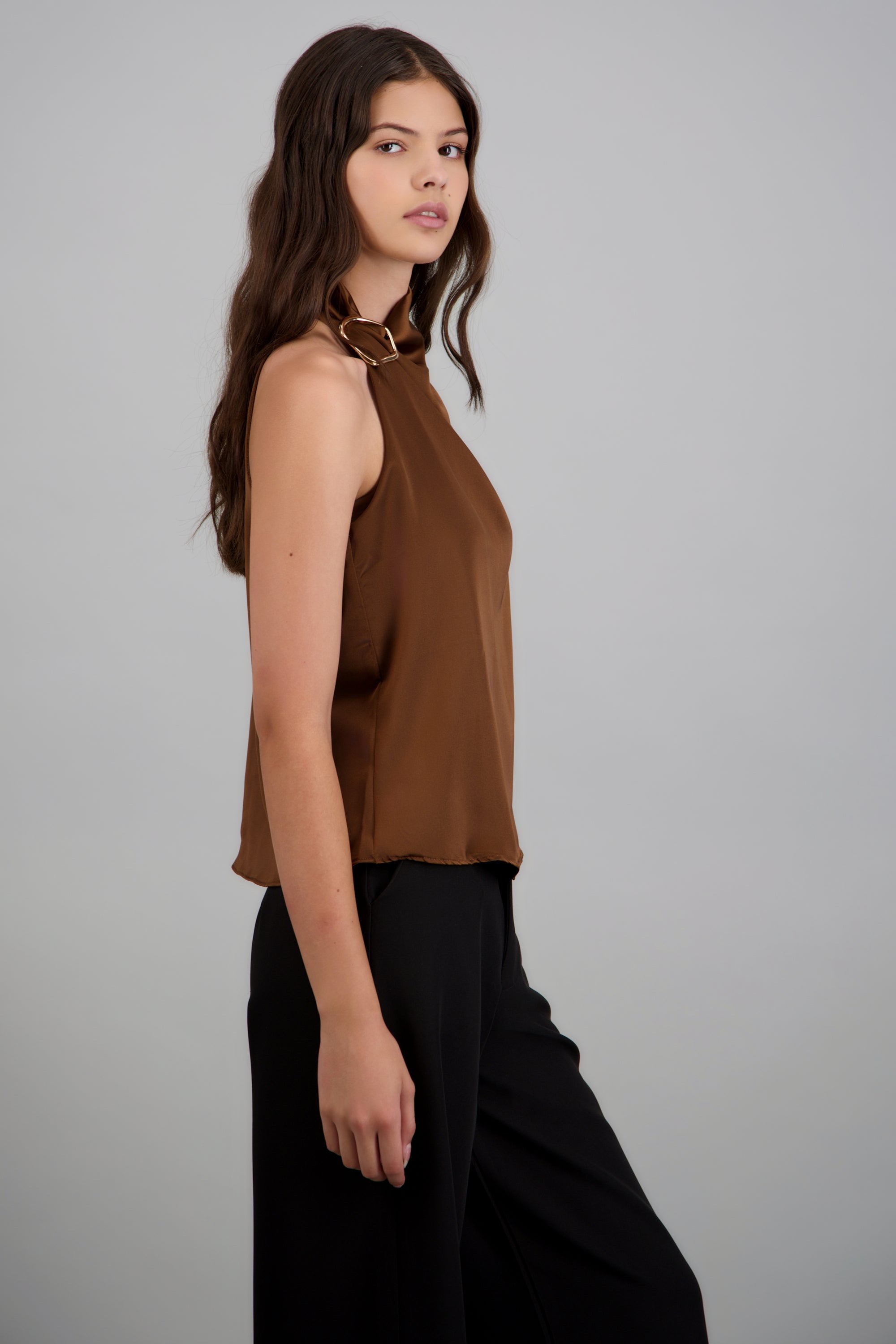 Blusa halter satin detalle hebilla irregular CAFE