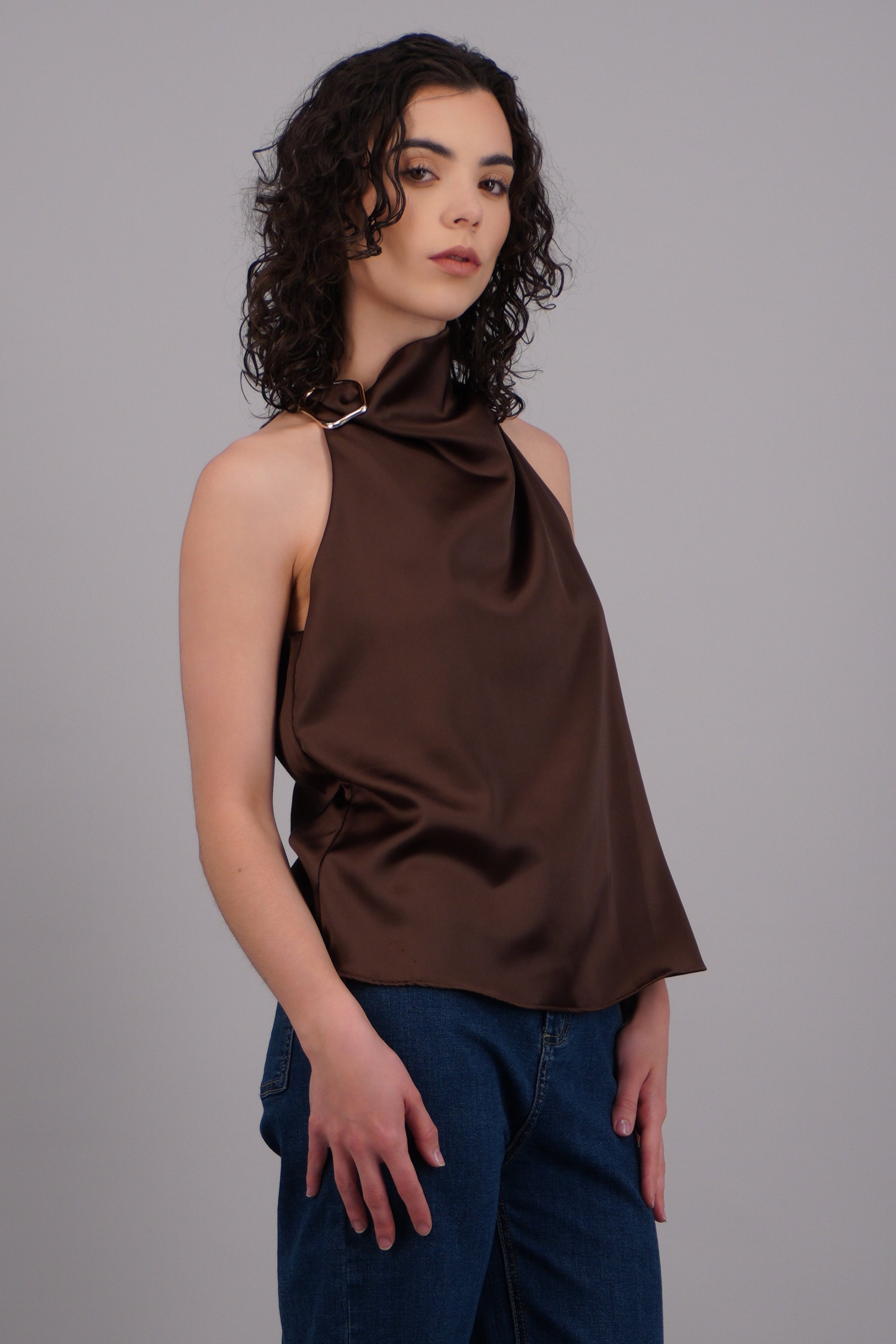 Blusa halter satin detalle hebilla irregular CHOCOLATE