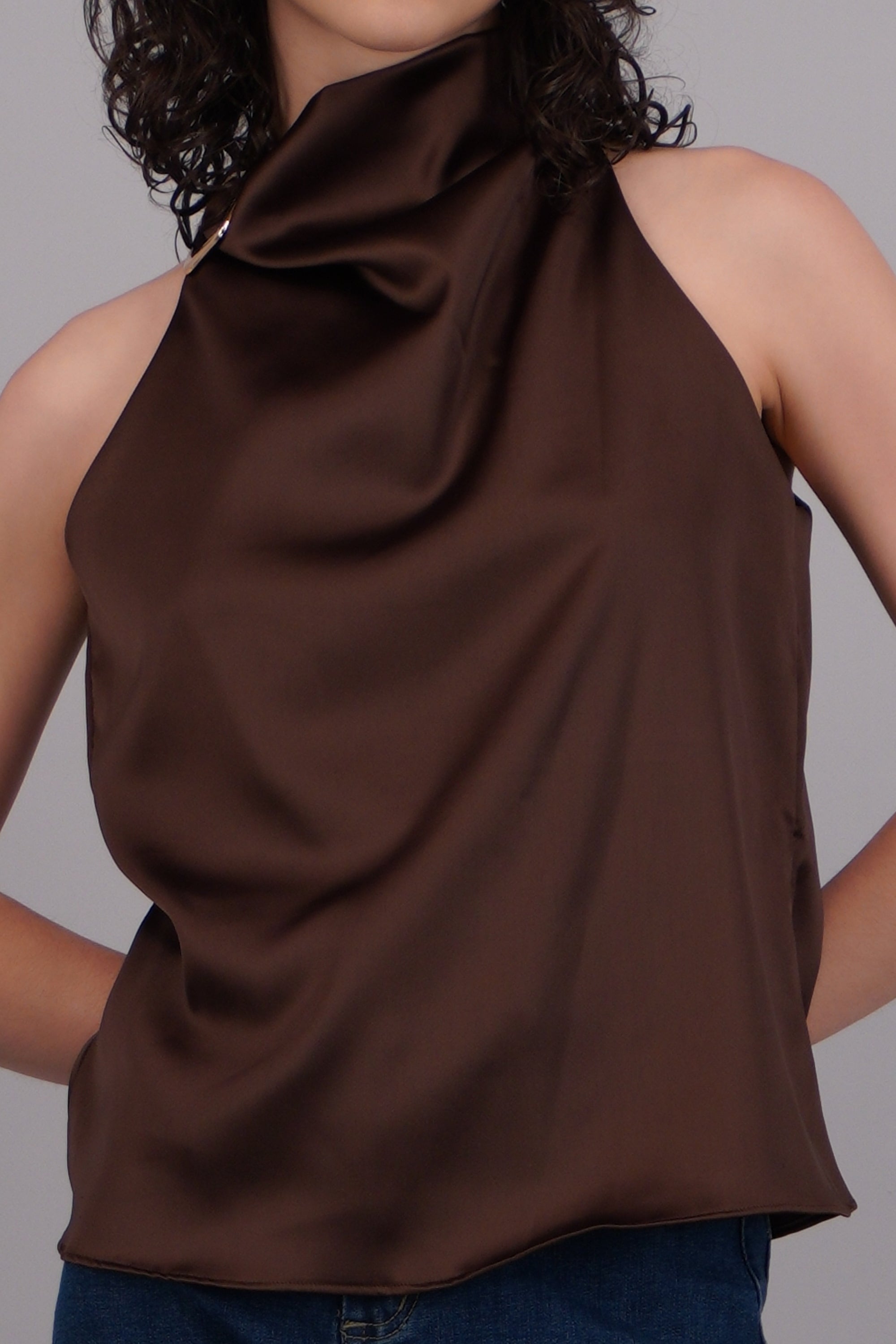 Blusa halter satin detalle hebilla irregular CHOCOLATE