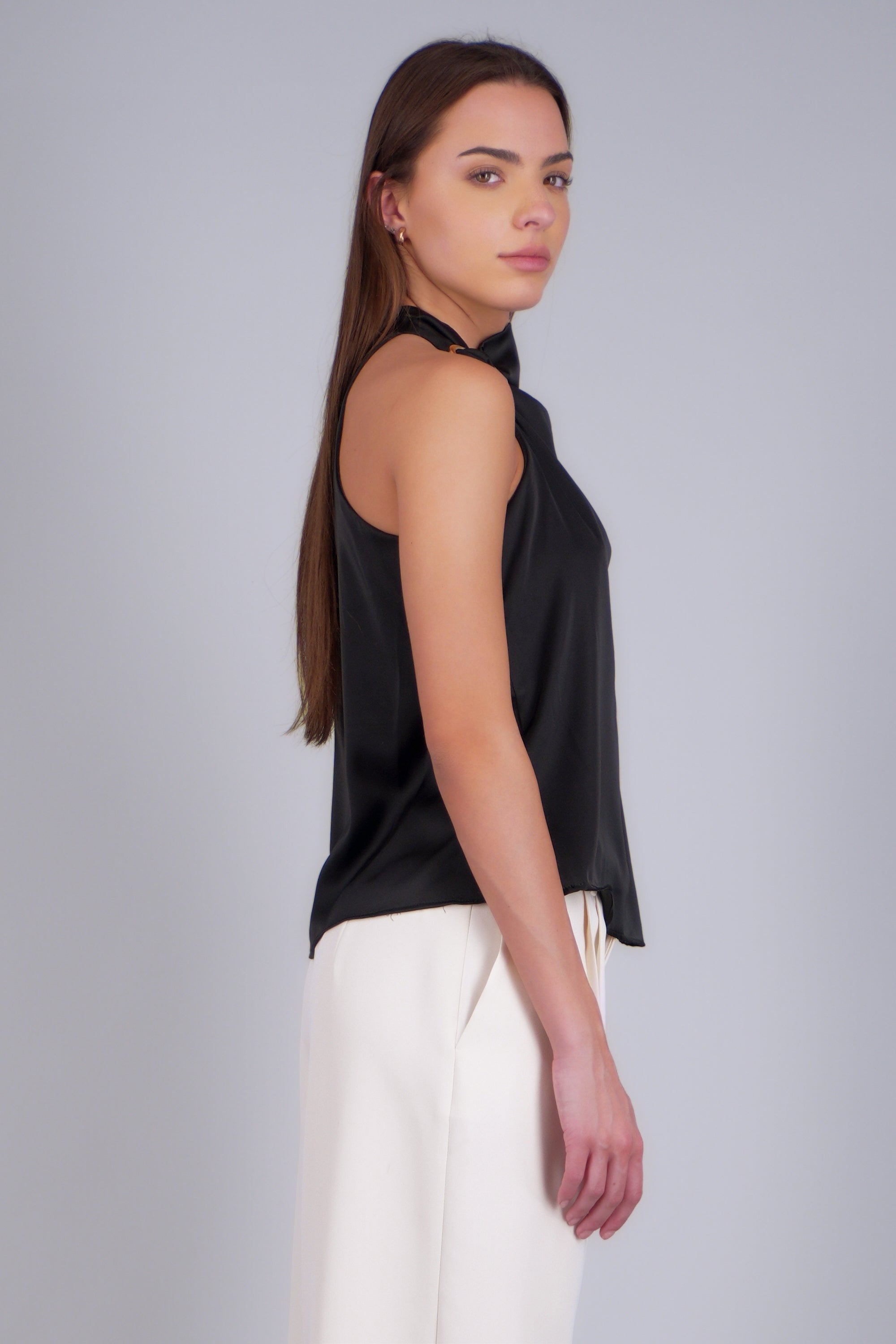 Blusa halter satin detalle hebilla irregular NEGRO