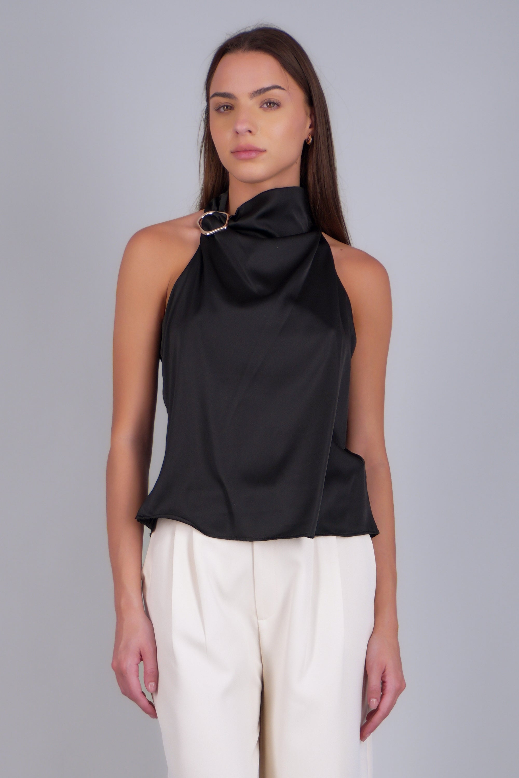 Blusa halter satin detalle hebilla irregular NEGRO