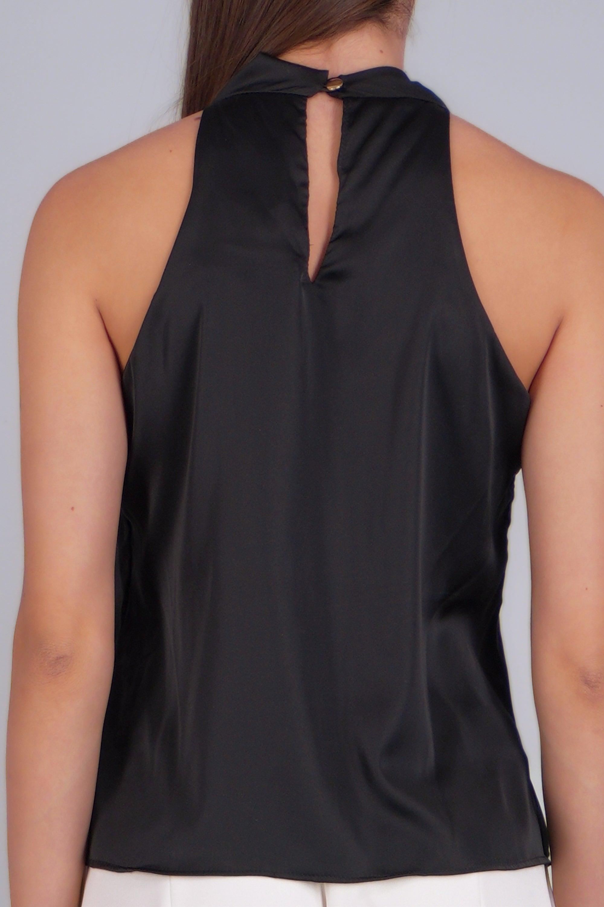 Blusa halter satin detalle hebilla irregular NEGRO