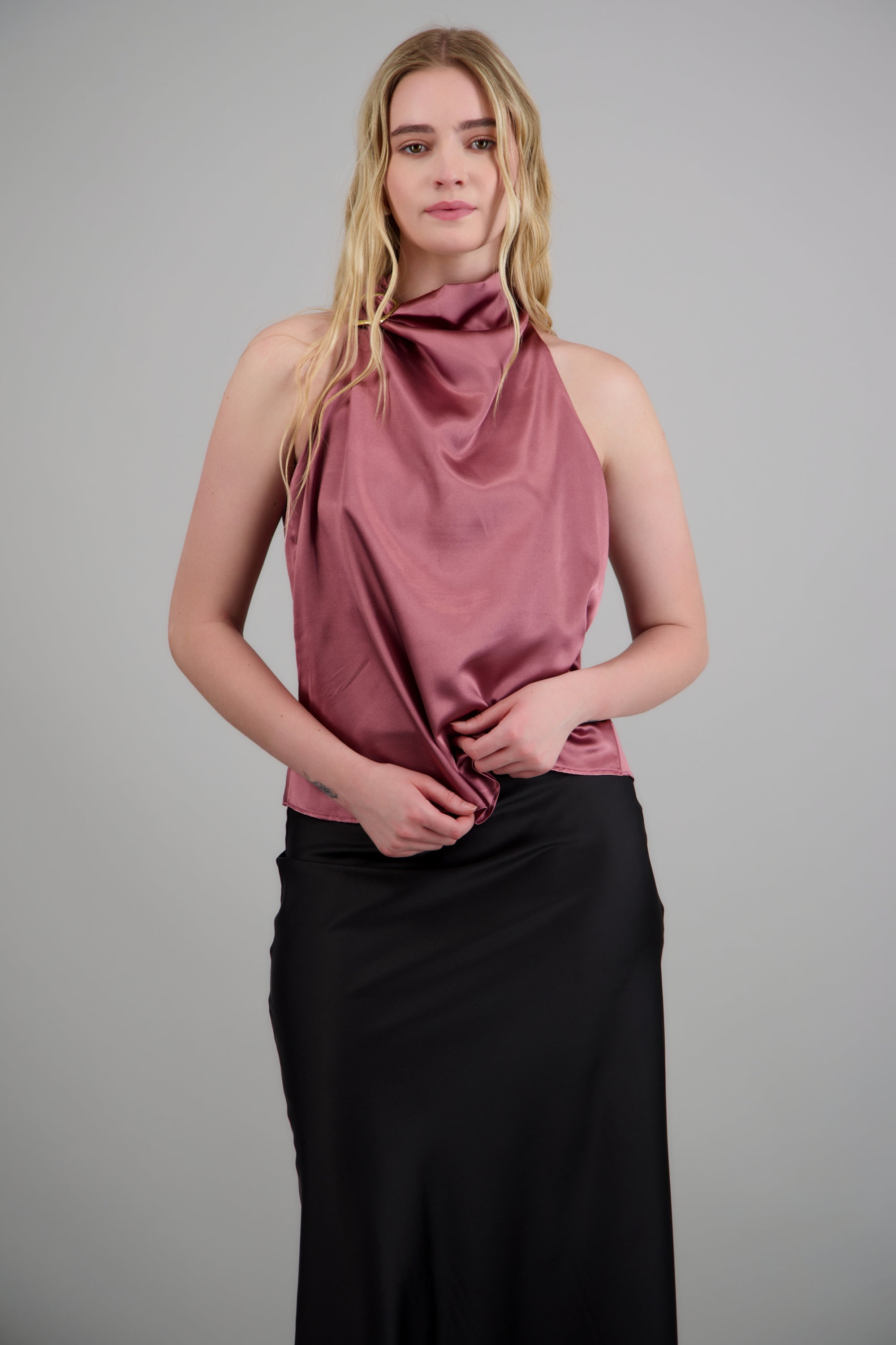 Blusa halter satin detalle hebilla irregular ROJO QUEMADO