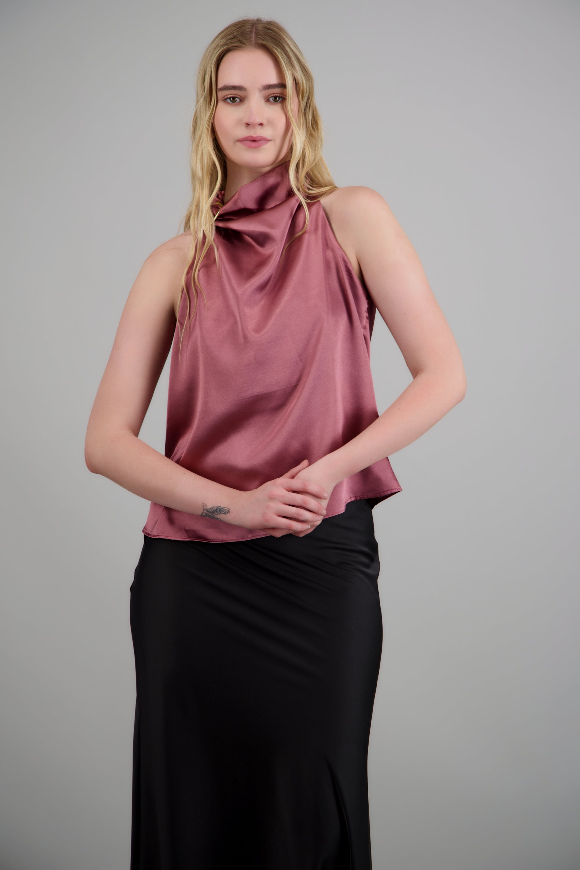 Blusa halter satin detalle hebilla irregular ROJO QUEMADO