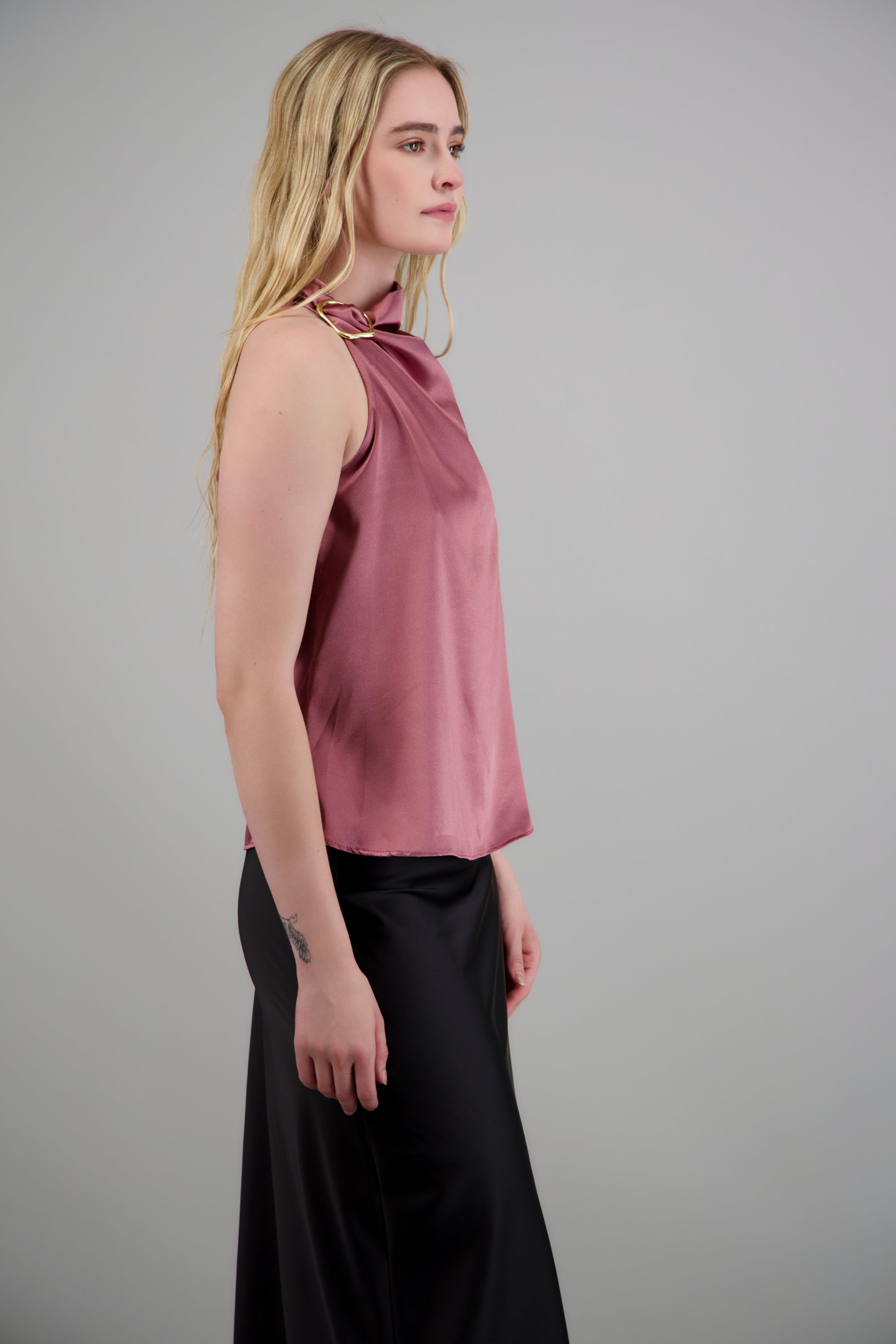 Blusa halter satin detalle hebilla irregular ROJO QUEMADO