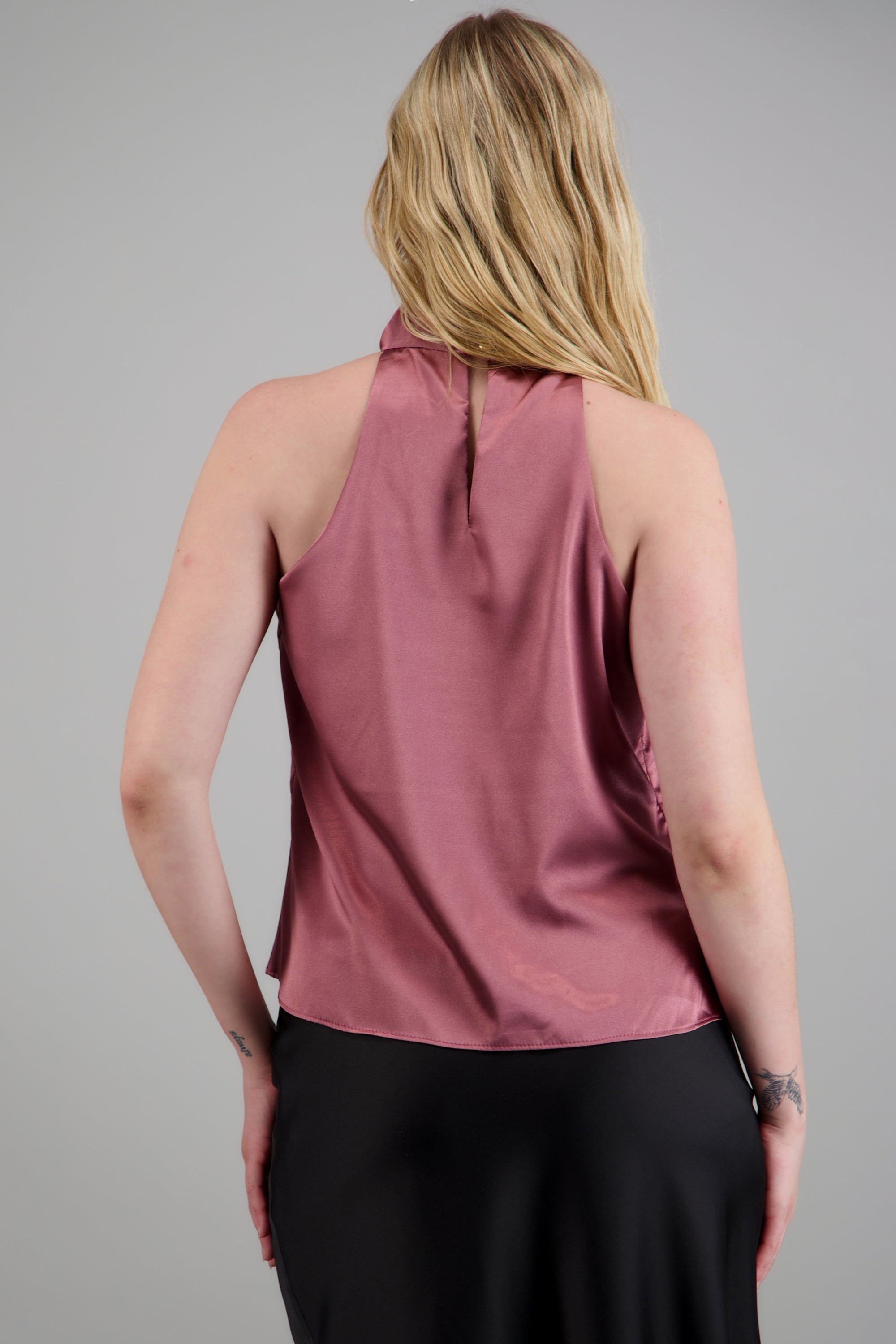 Blusa halter satin detalle hebilla irregular ROJO QUEMADO
