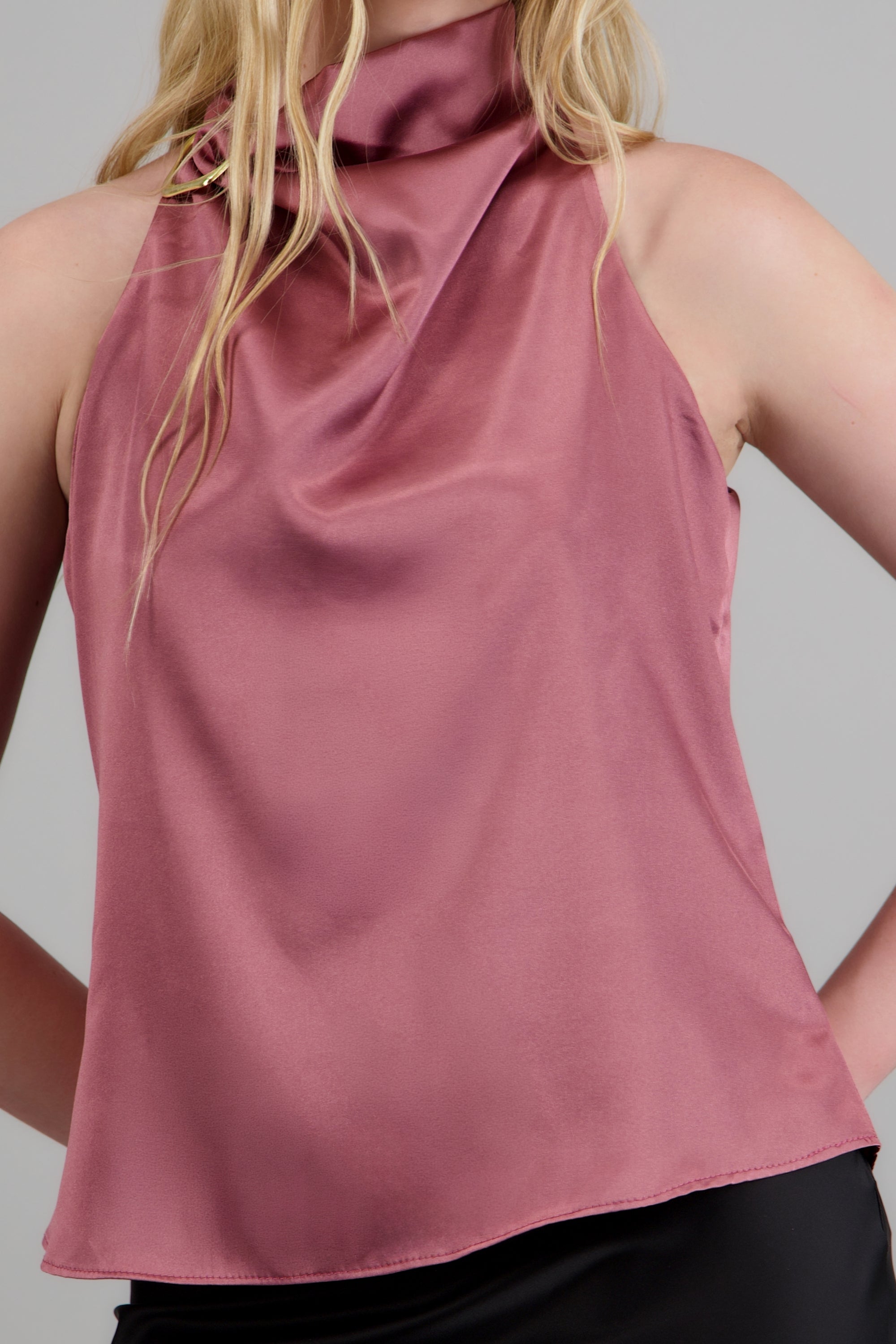 Blusa halter satin detalle hebilla irregular ROJO QUEMADO