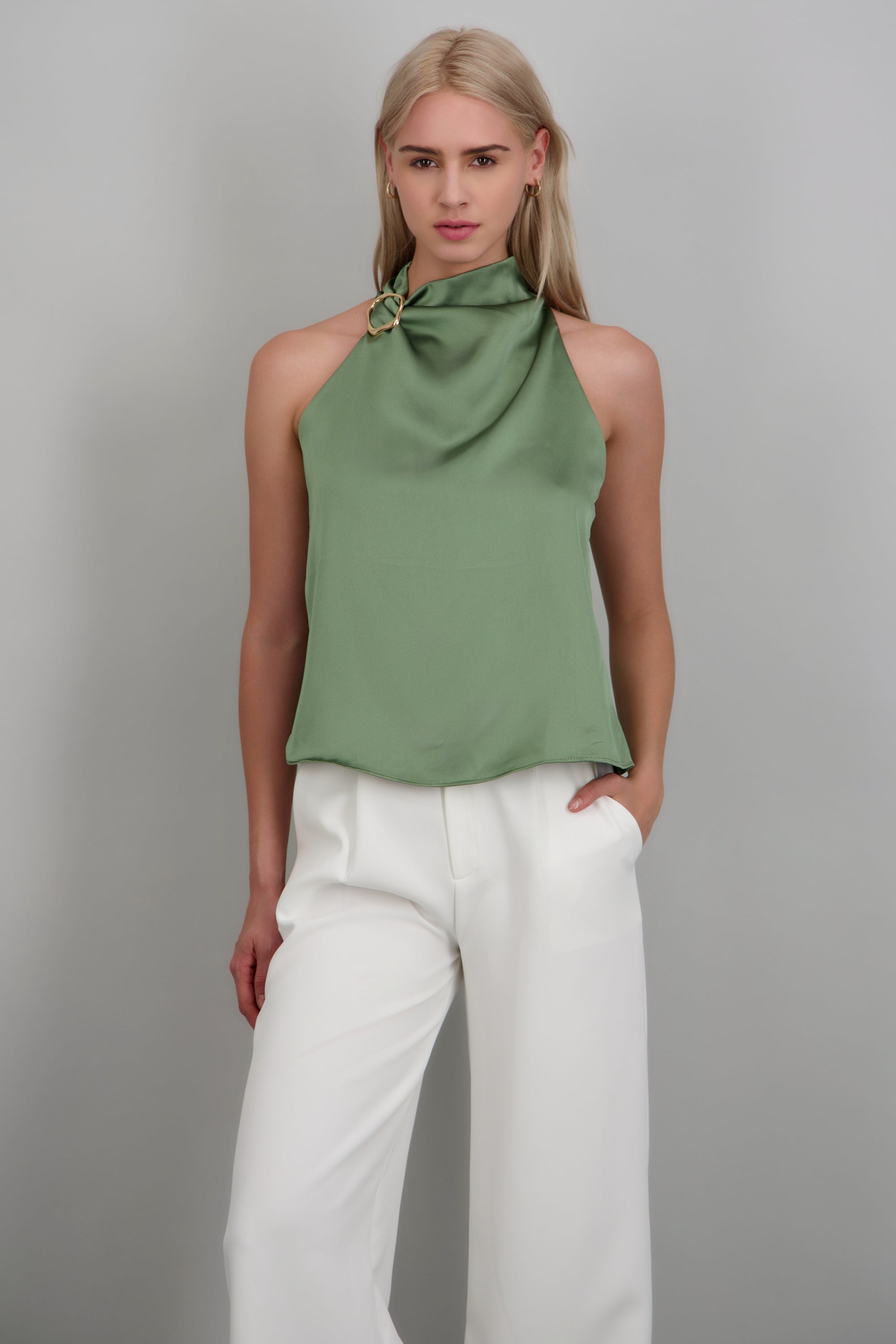 Blusa halter satin detalle hebilla irregular OLIVO