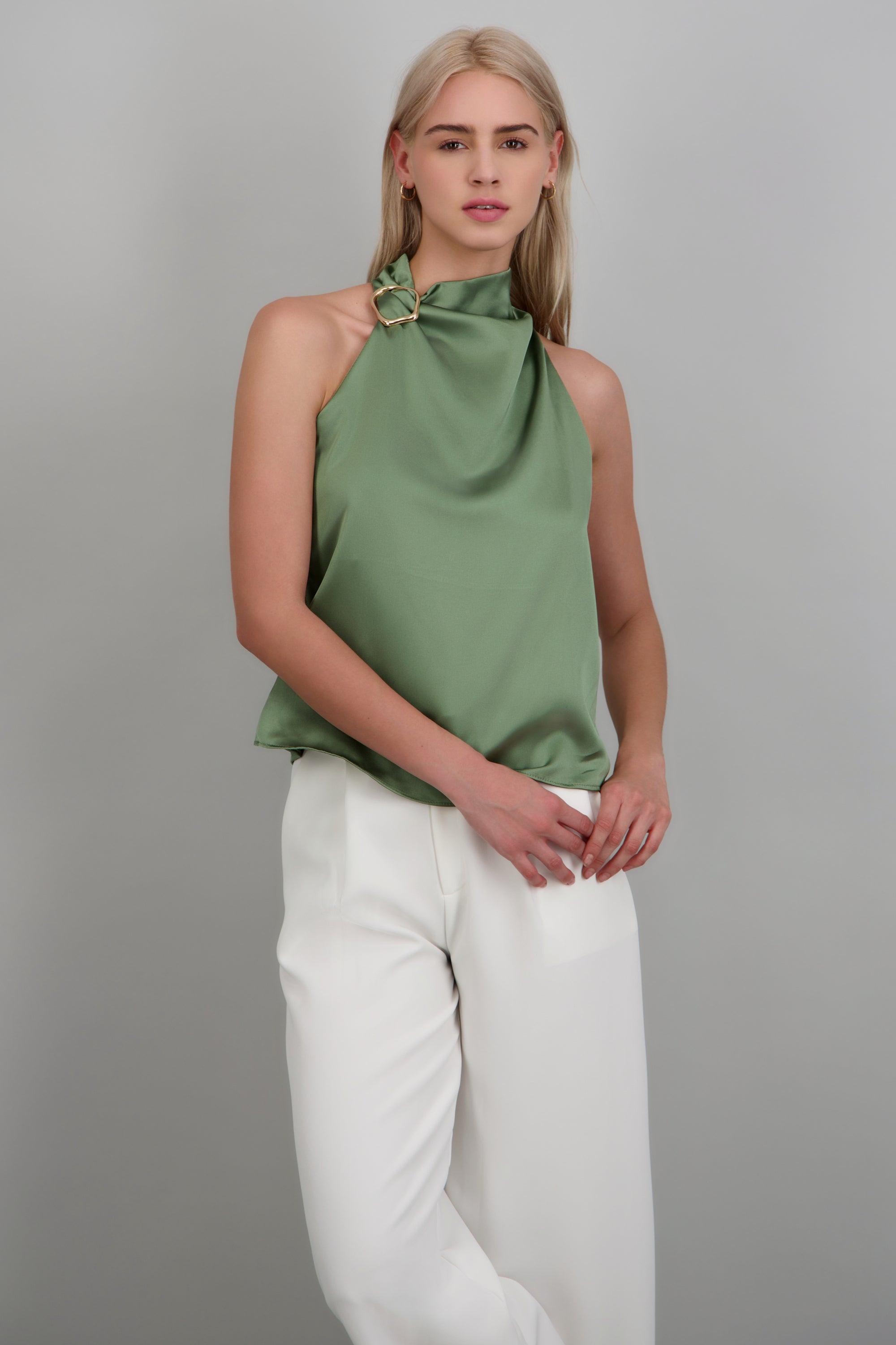 Blusa halter satin detalle hebilla irregular OLIVO