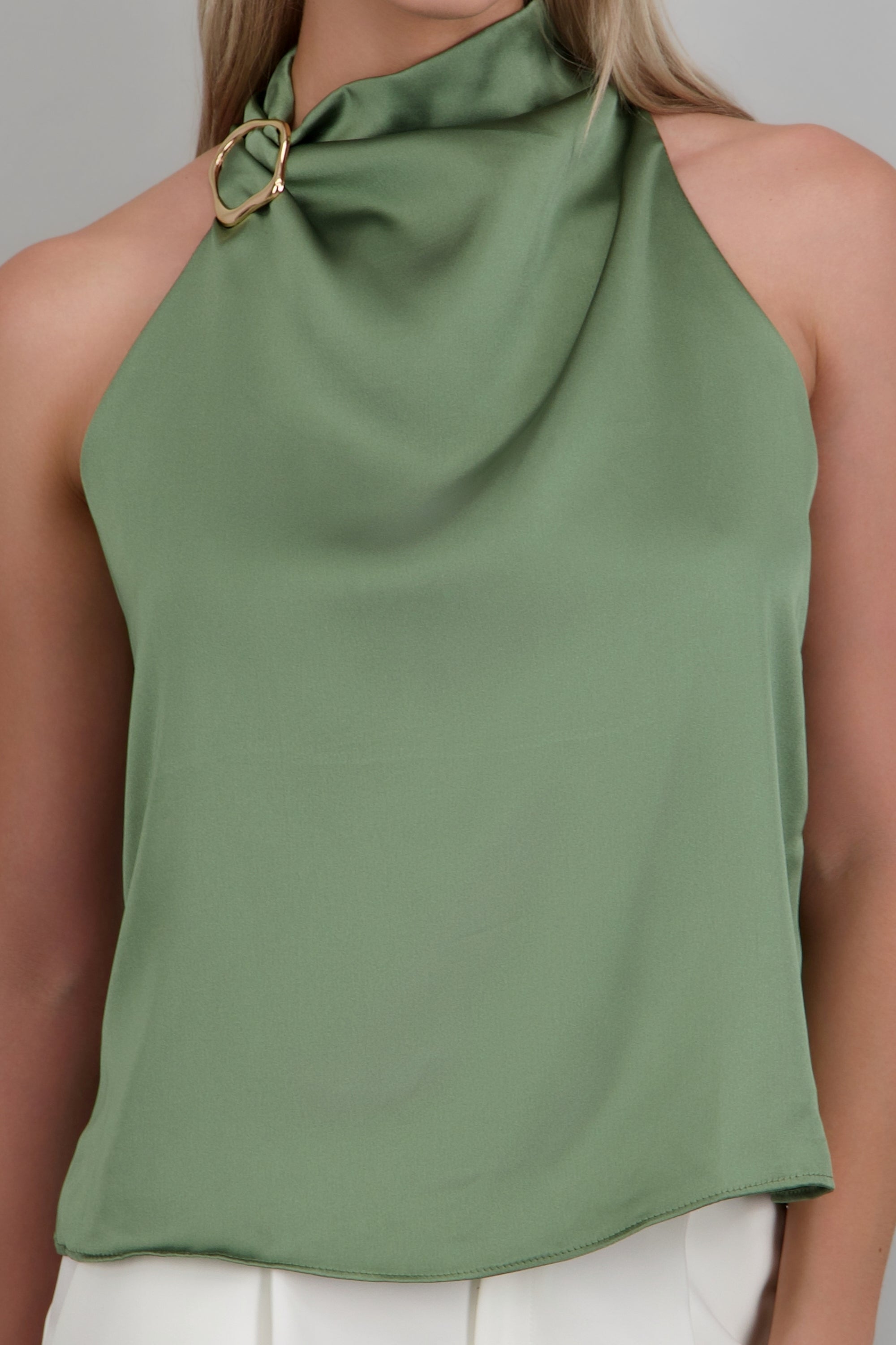 Blusa halter satin detalle hebilla irregular OLIVO