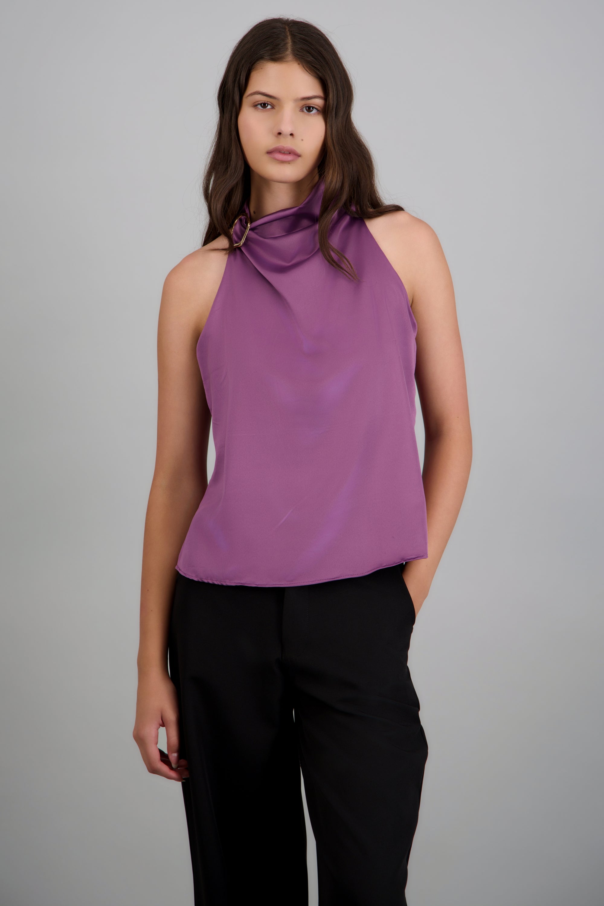 Blusa halter satin detalle hebilla irregular LILA OBSCURO