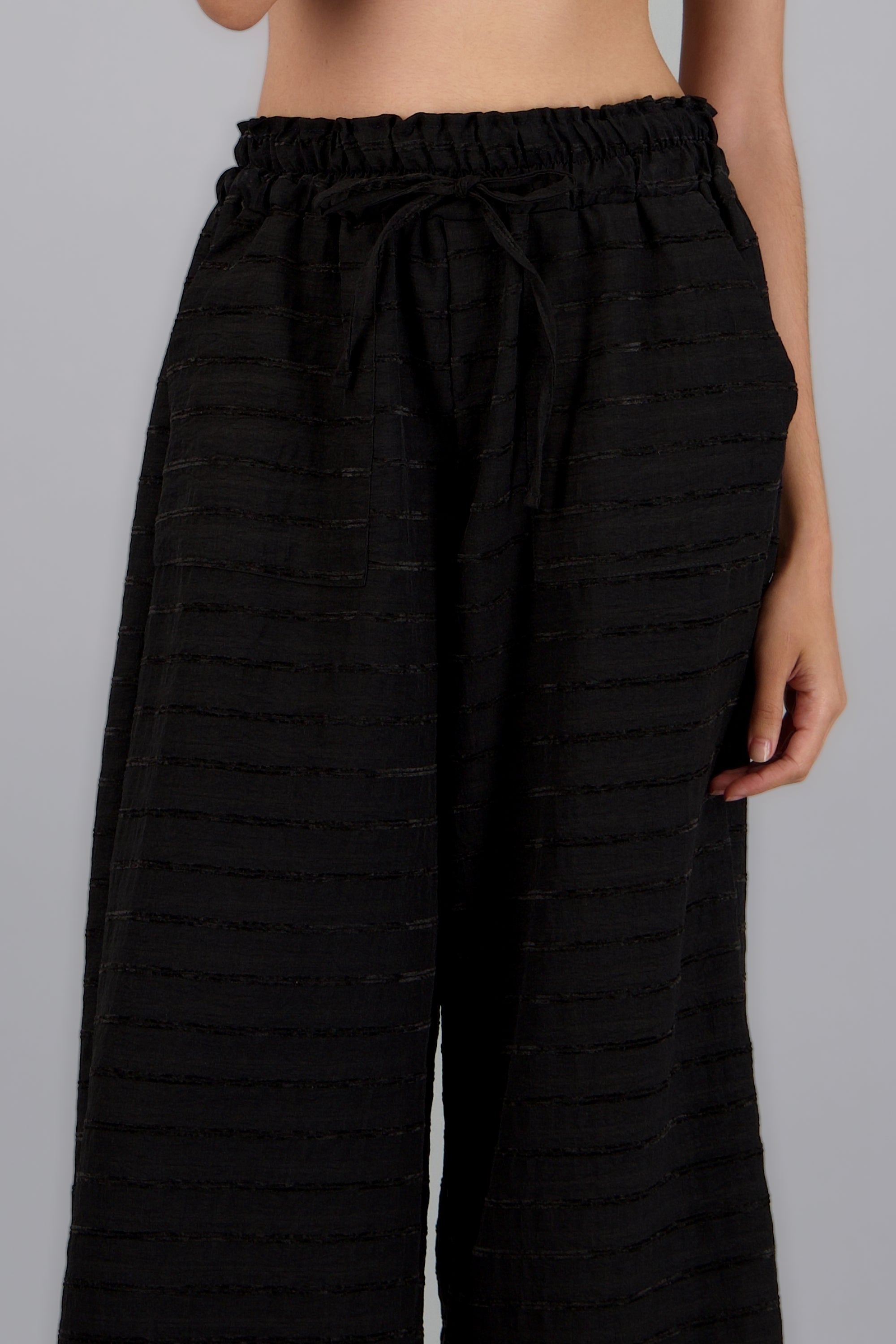 Pantalon amplio resorte textura NEGRO