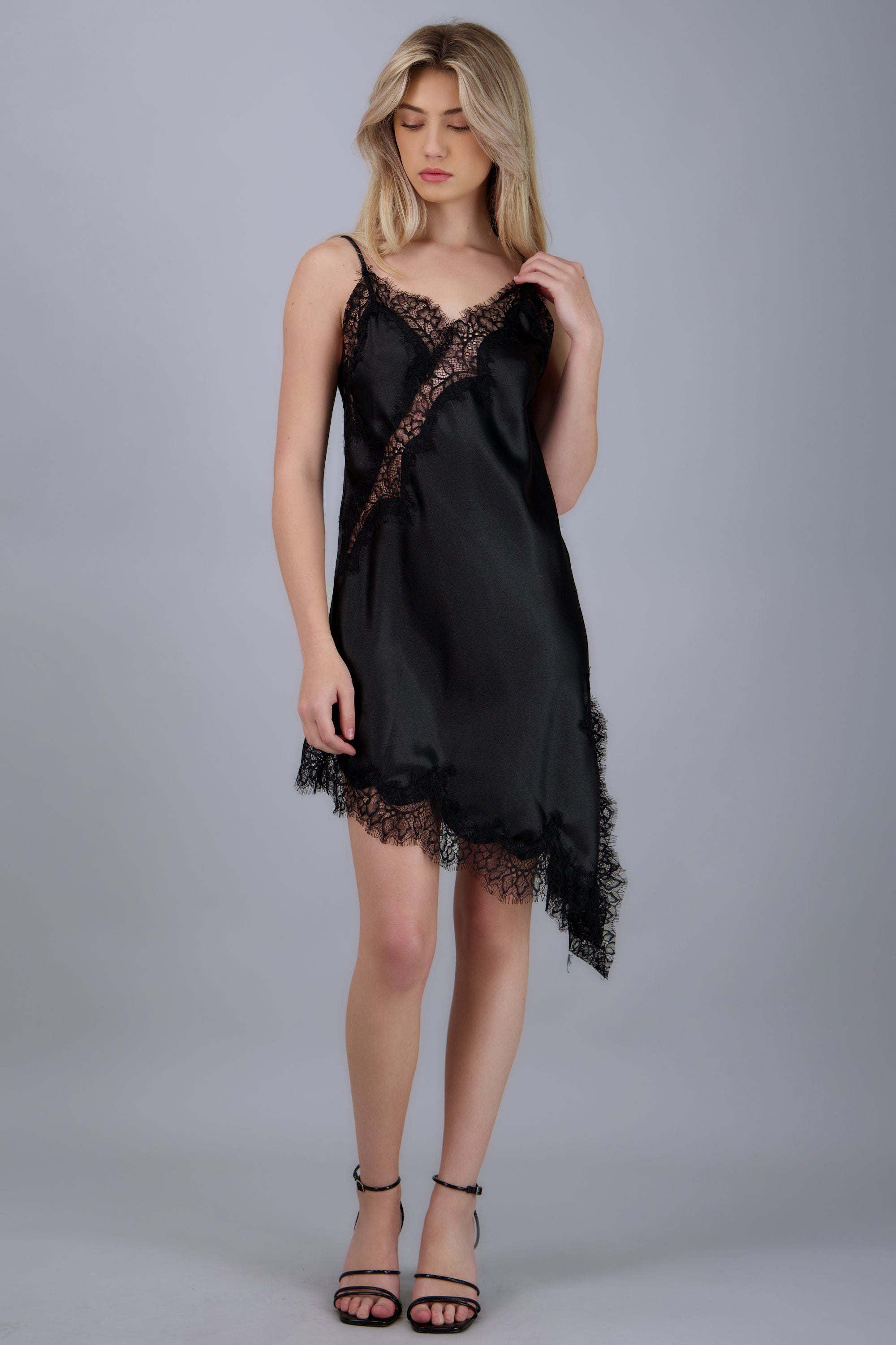 Vestido satinado asimétrico encaje NEGRO