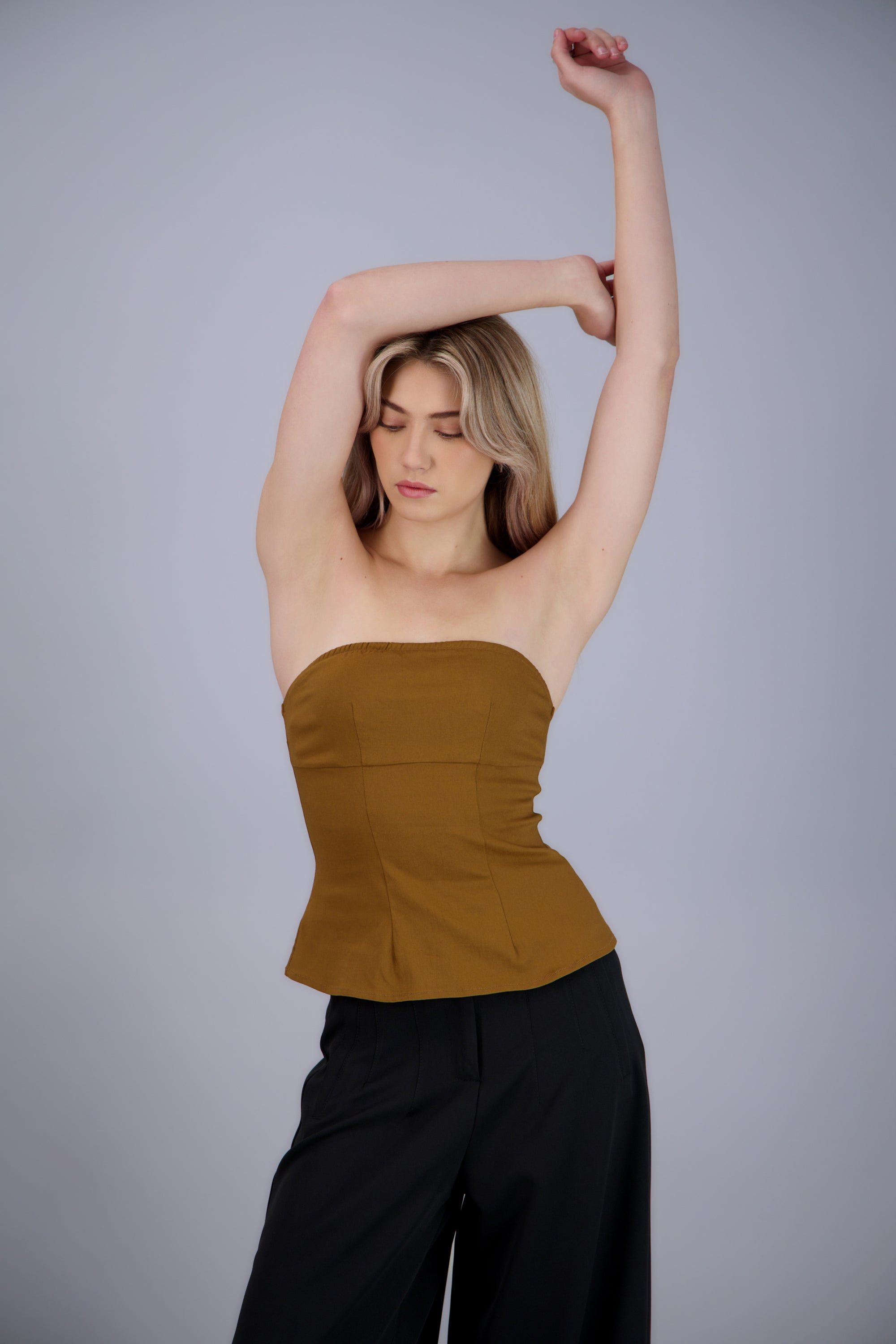 Top strapless corte peplum TAN