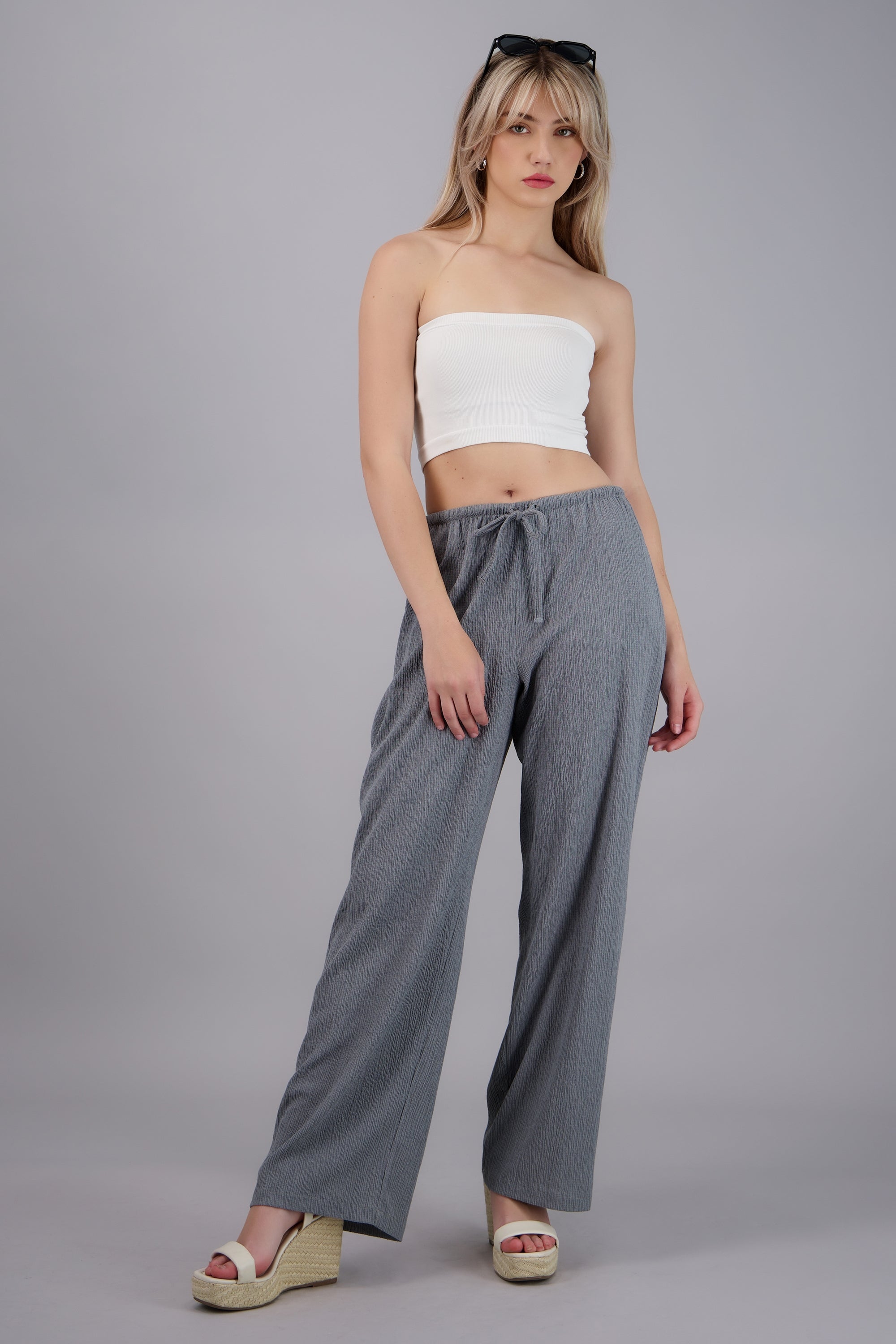 Pantalon textura detalle jareta GRIS