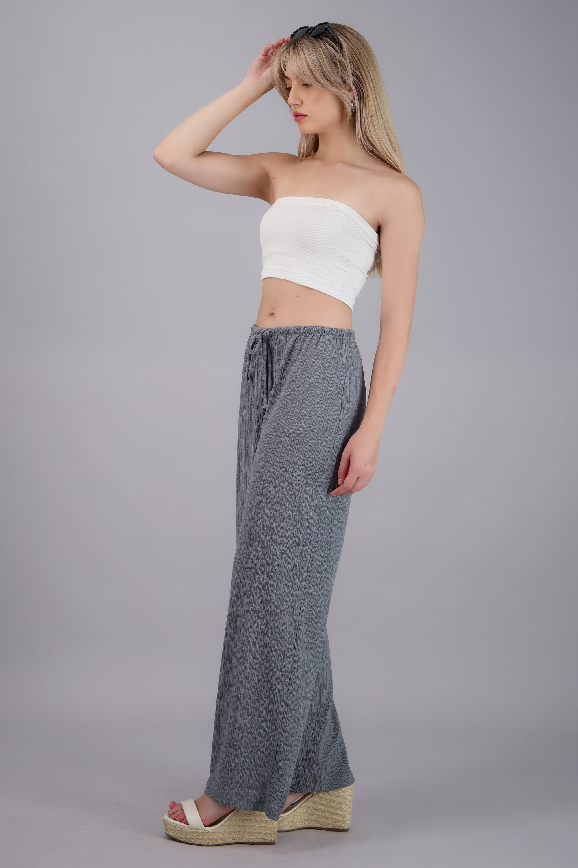 Pantalon textura detalle jareta GRIS