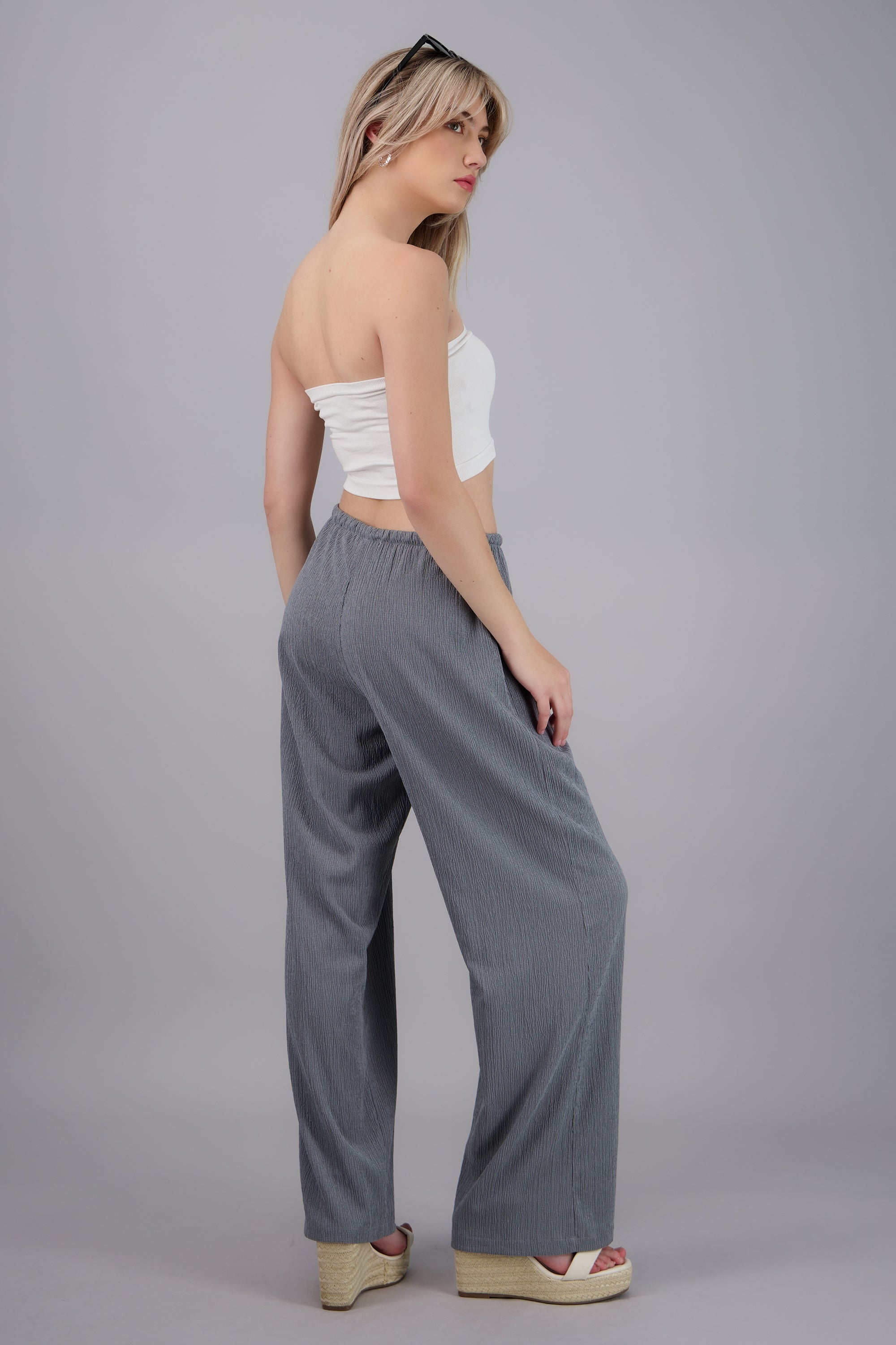 Pantalon textura detalle jareta GRIS