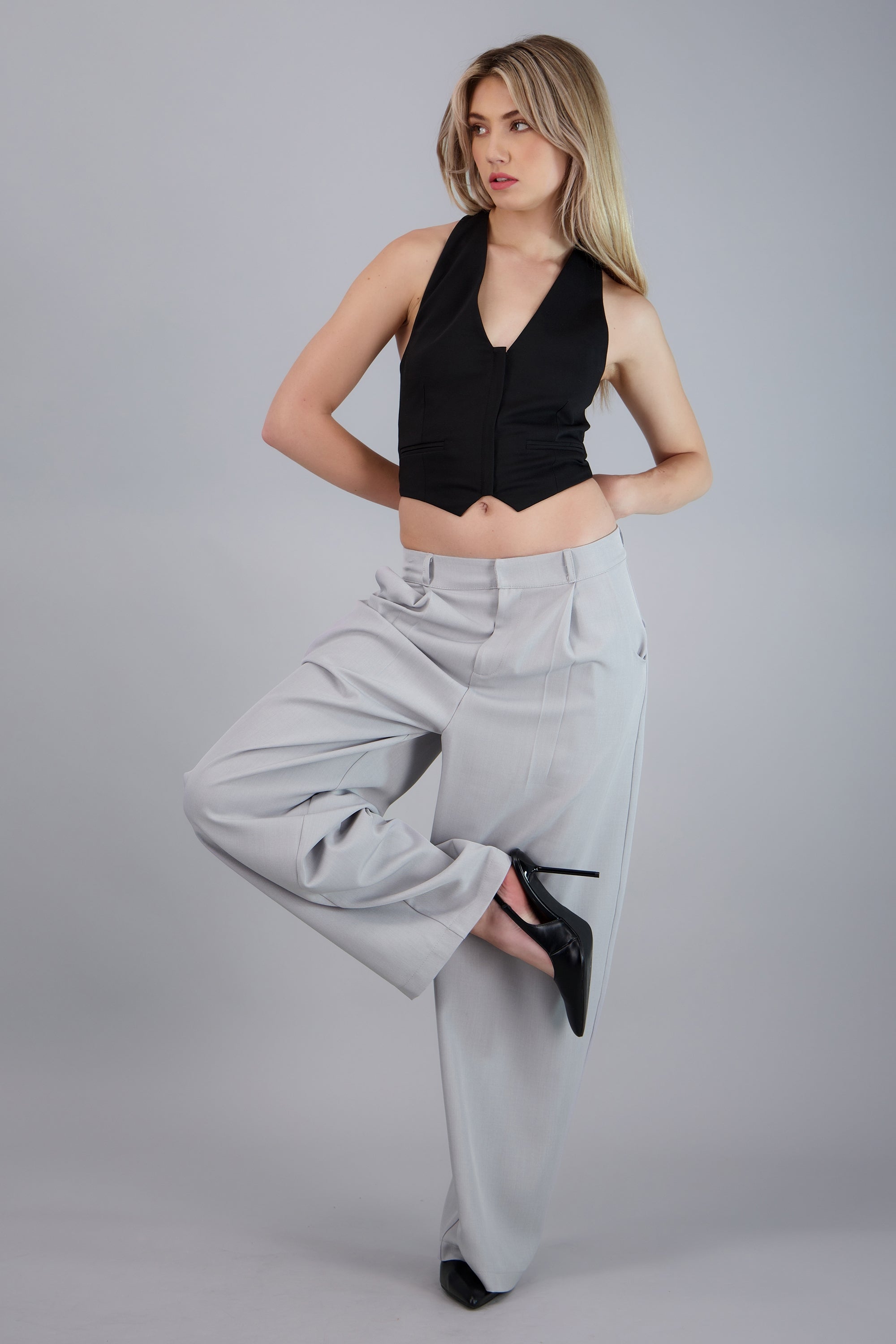 Pantalon amplio sastreado detalle pinzas GRIS CLARO