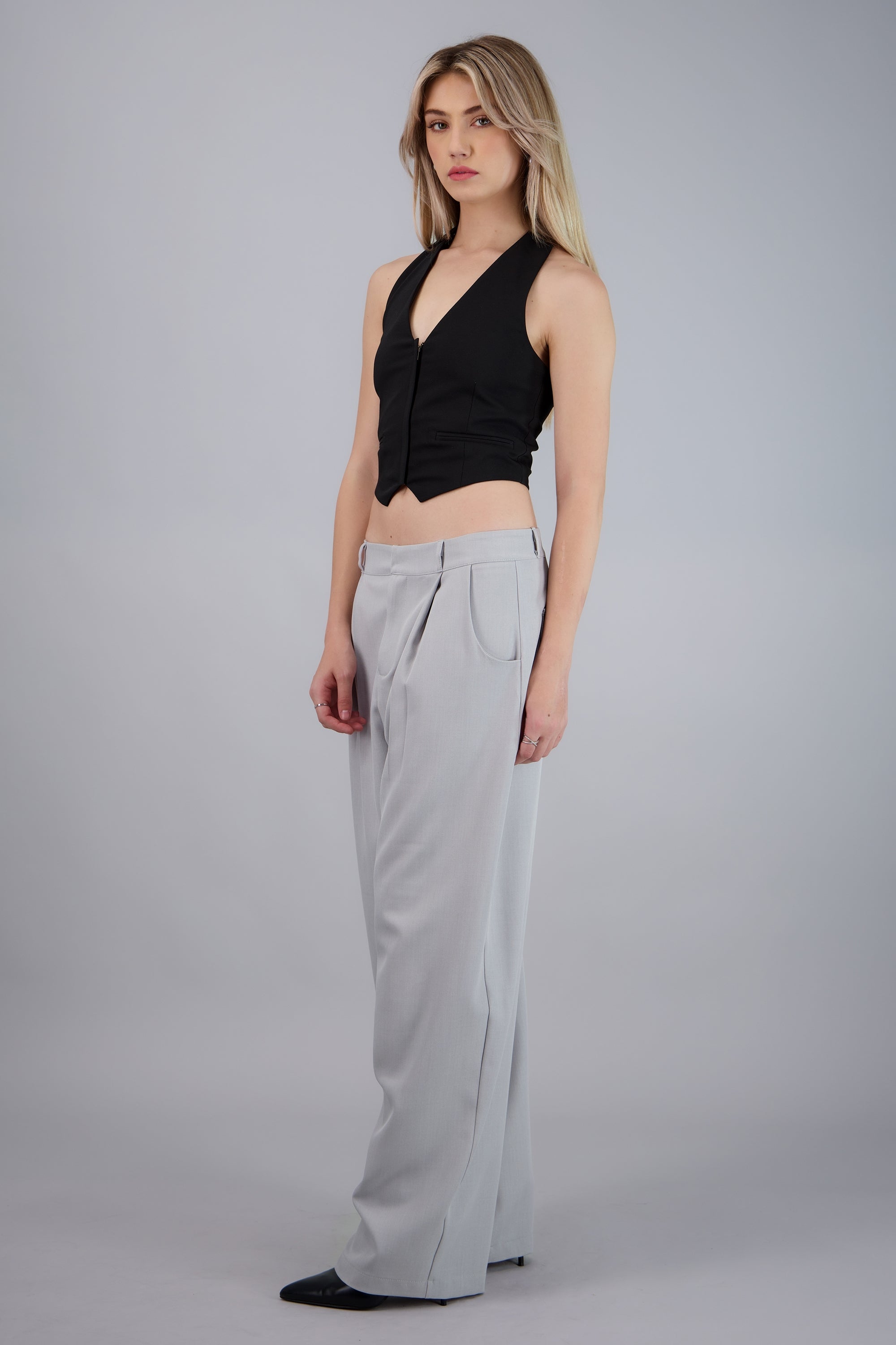 Pantalon amplio sastreado detalle pinzas GRIS CLARO