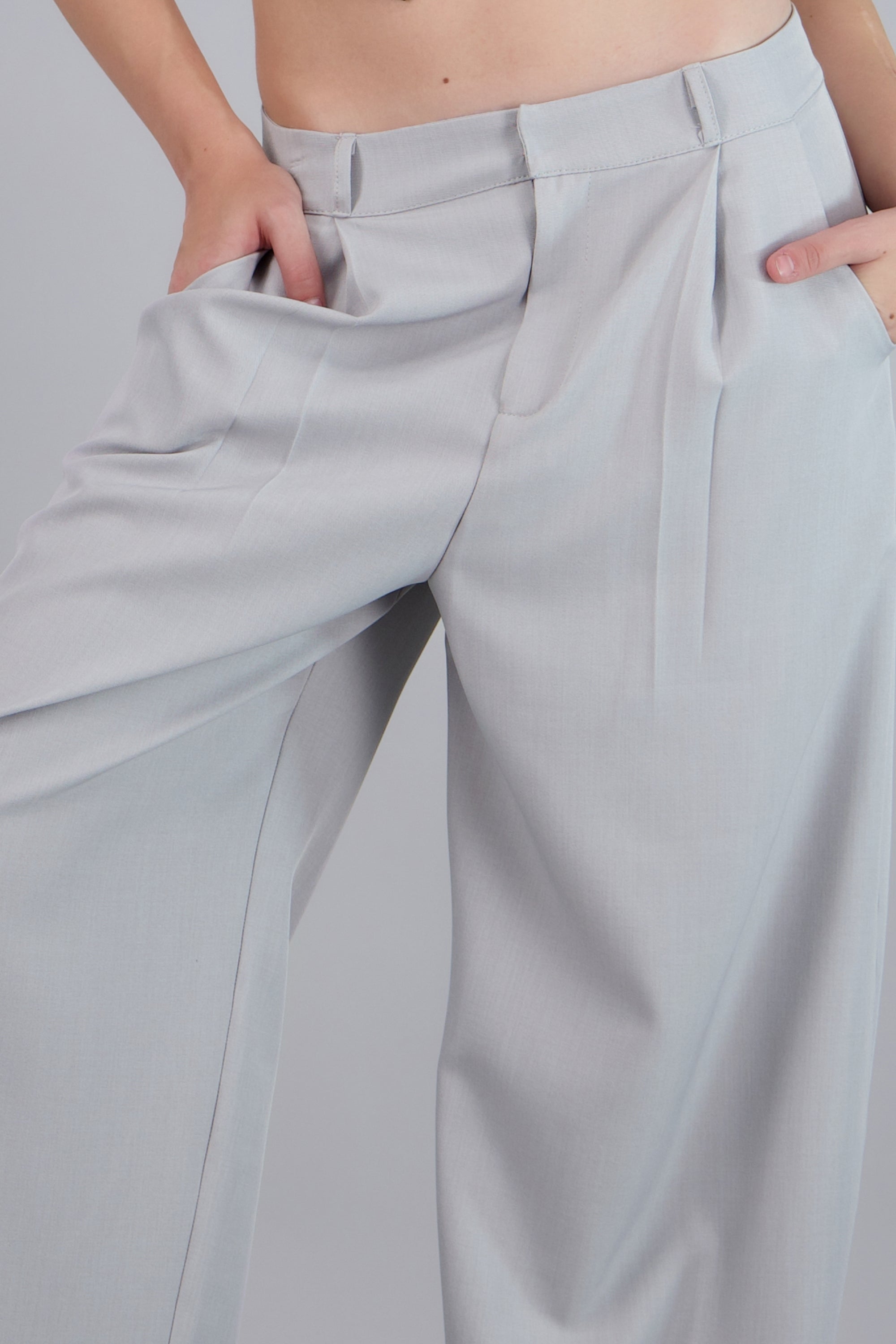 Pantalon amplio sastreado detalle pinzas GRIS CLARO