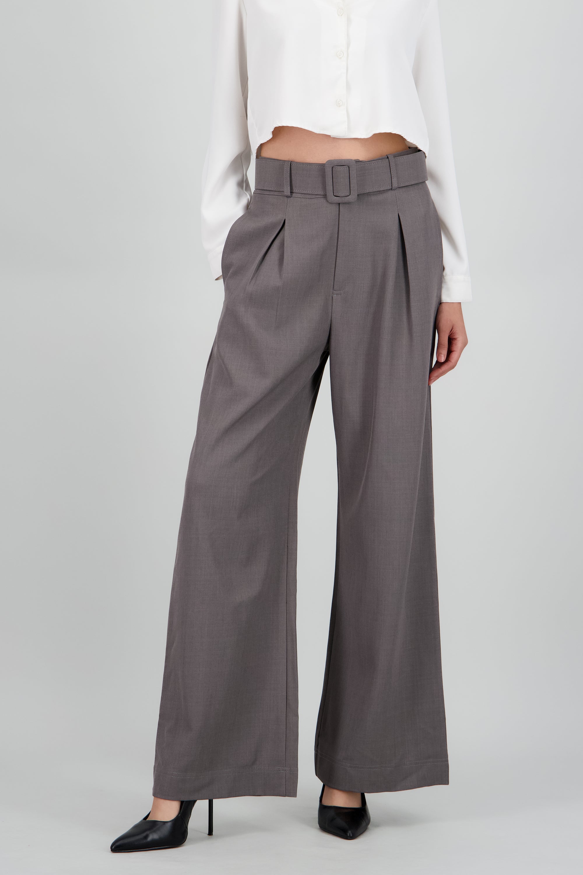 Pantalon pinzas detalle cinturon GRIS