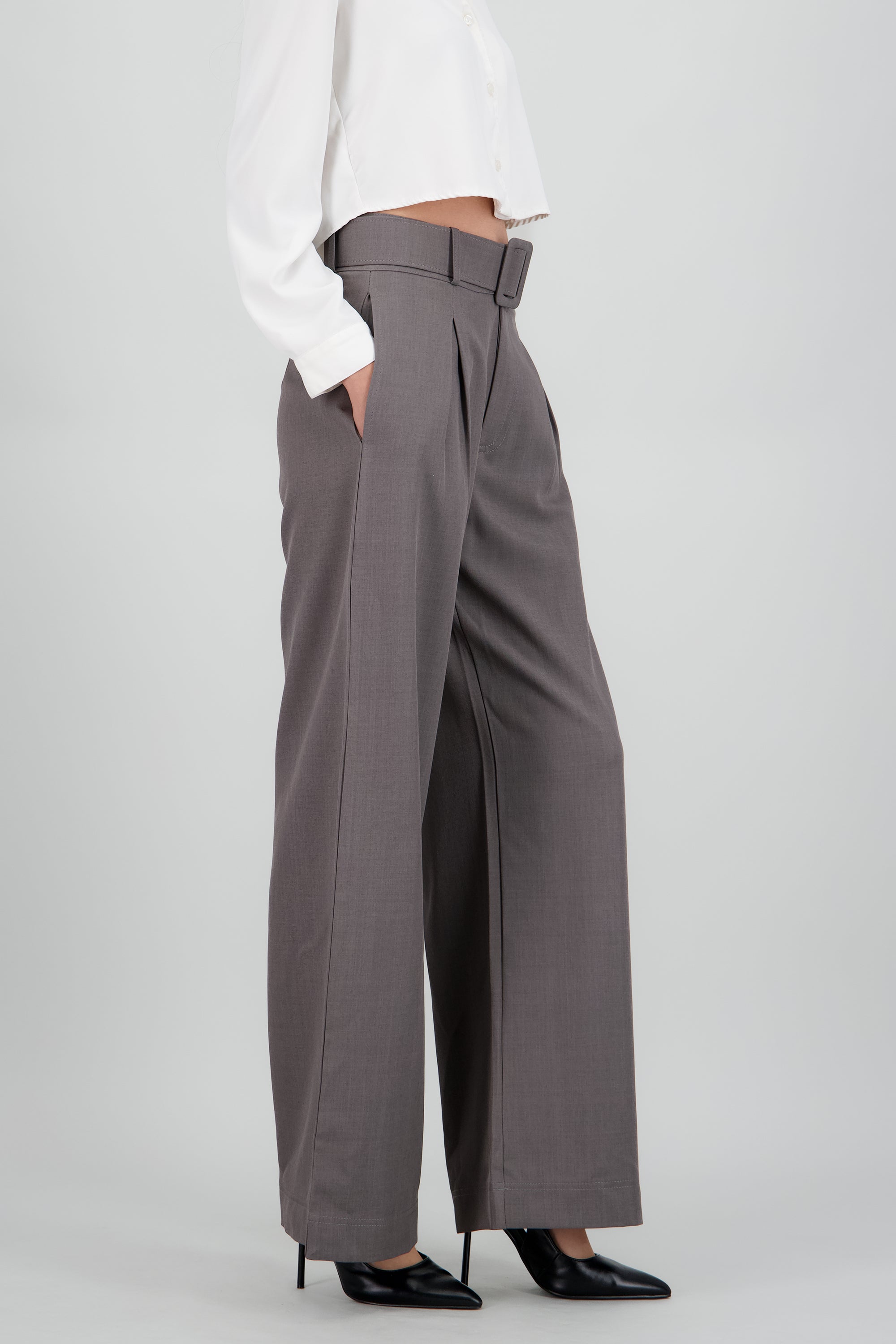 Pantalon pinzas detalle cinturon GRIS