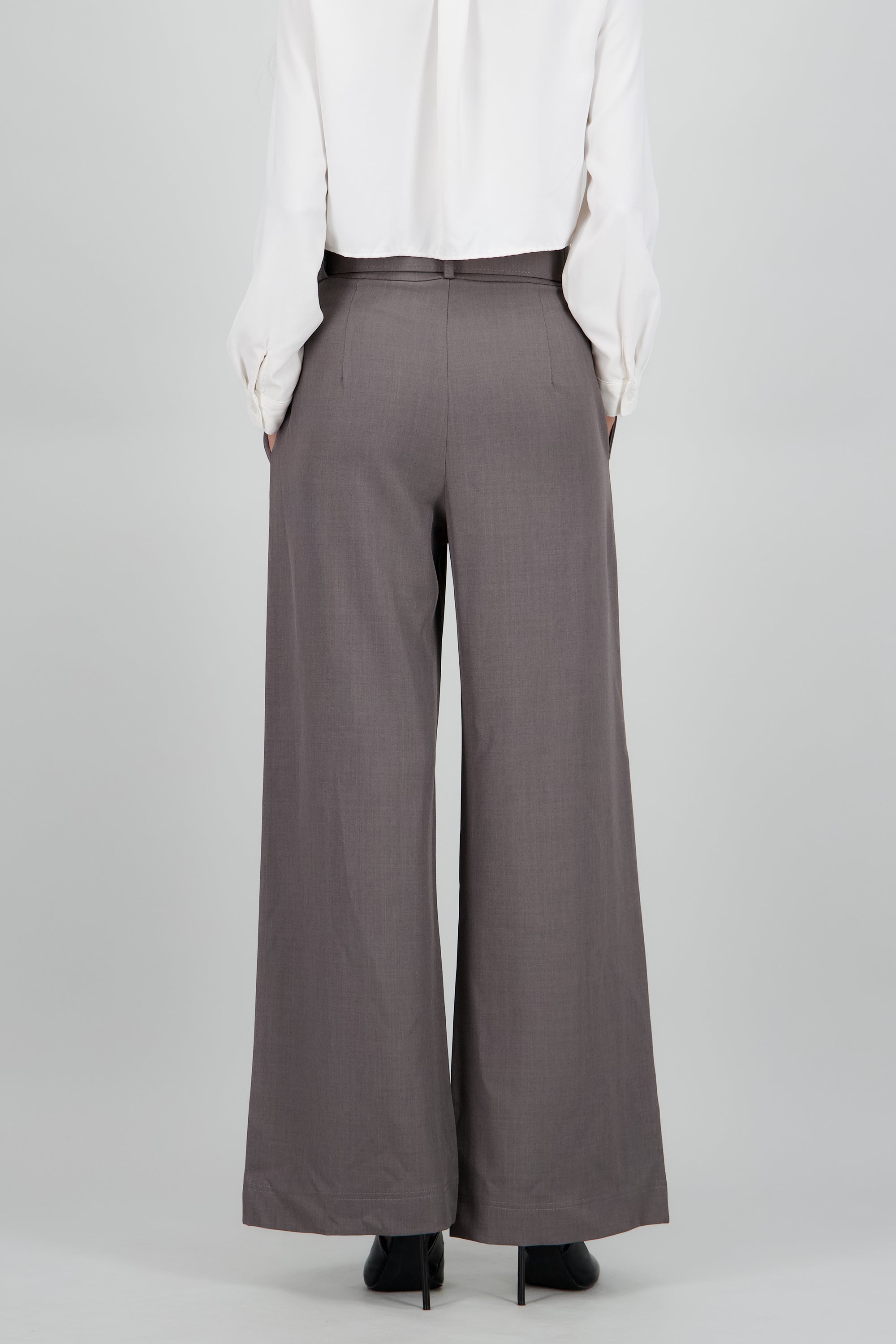 Pantalon pinzas detalle cinturon GRIS