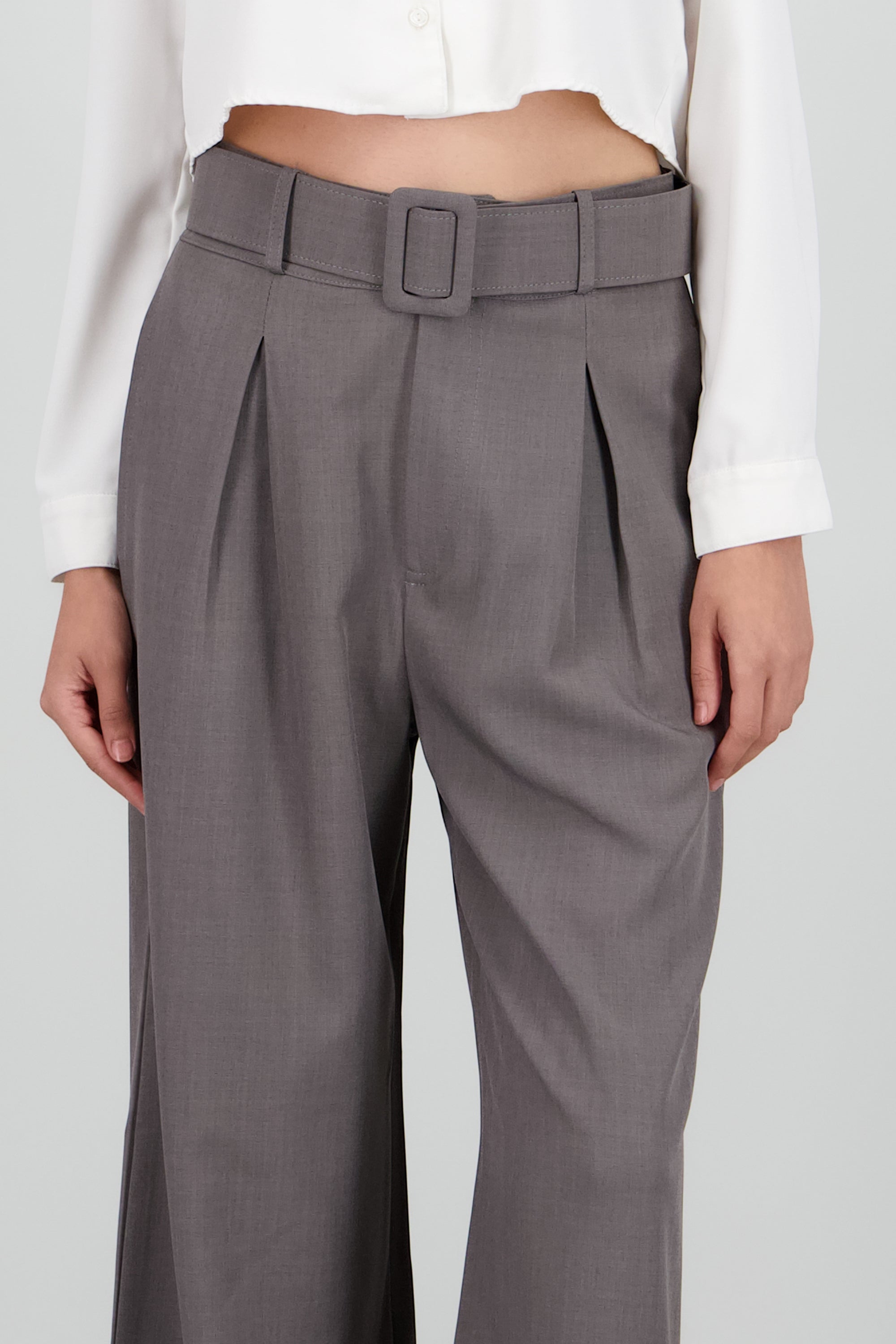 Pantalon pinzas detalle cinturon GRIS