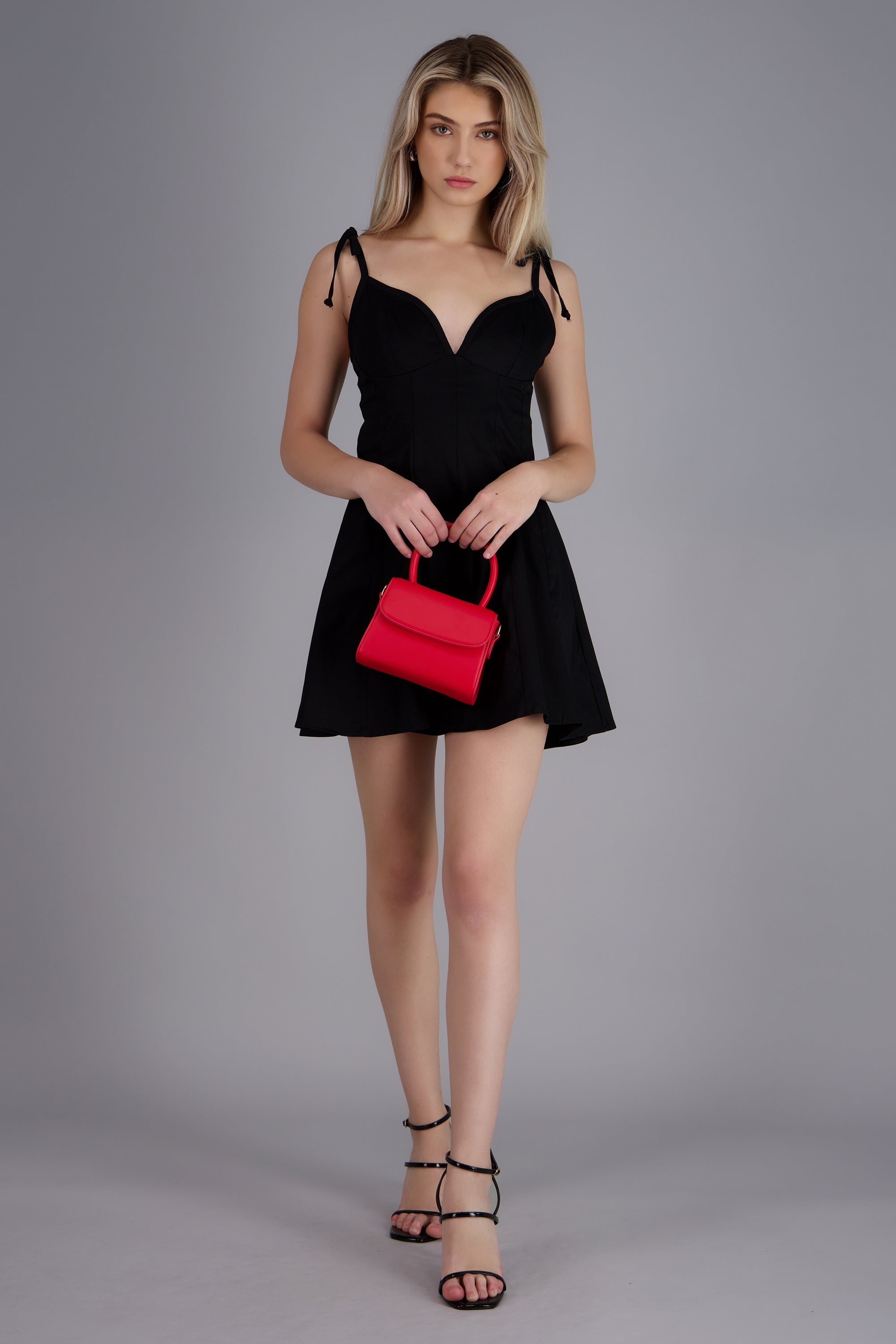 Vestido negro corto tirantes detalle escote NEGRO