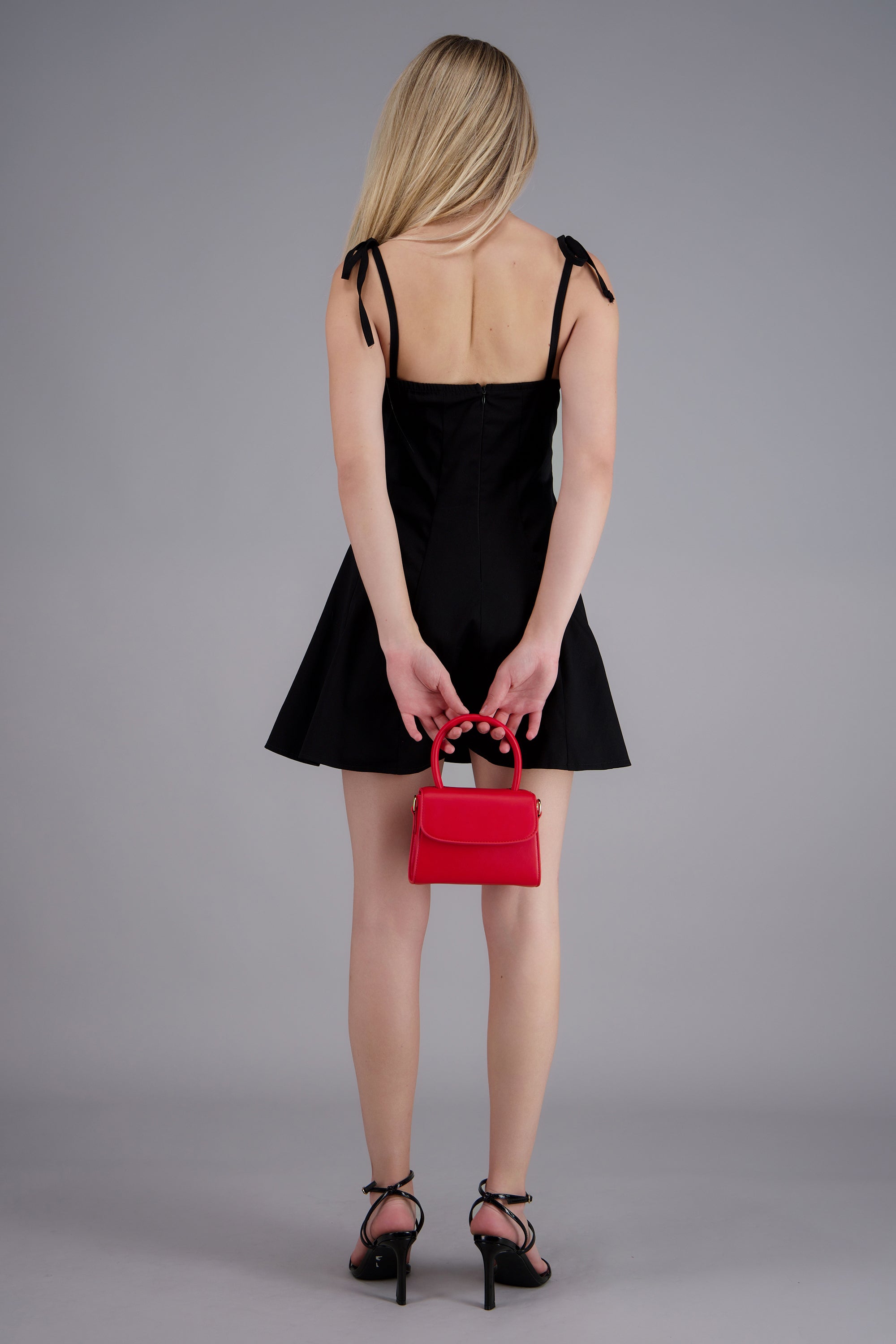 Vestido negro corto tirantes detalle escote NEGRO