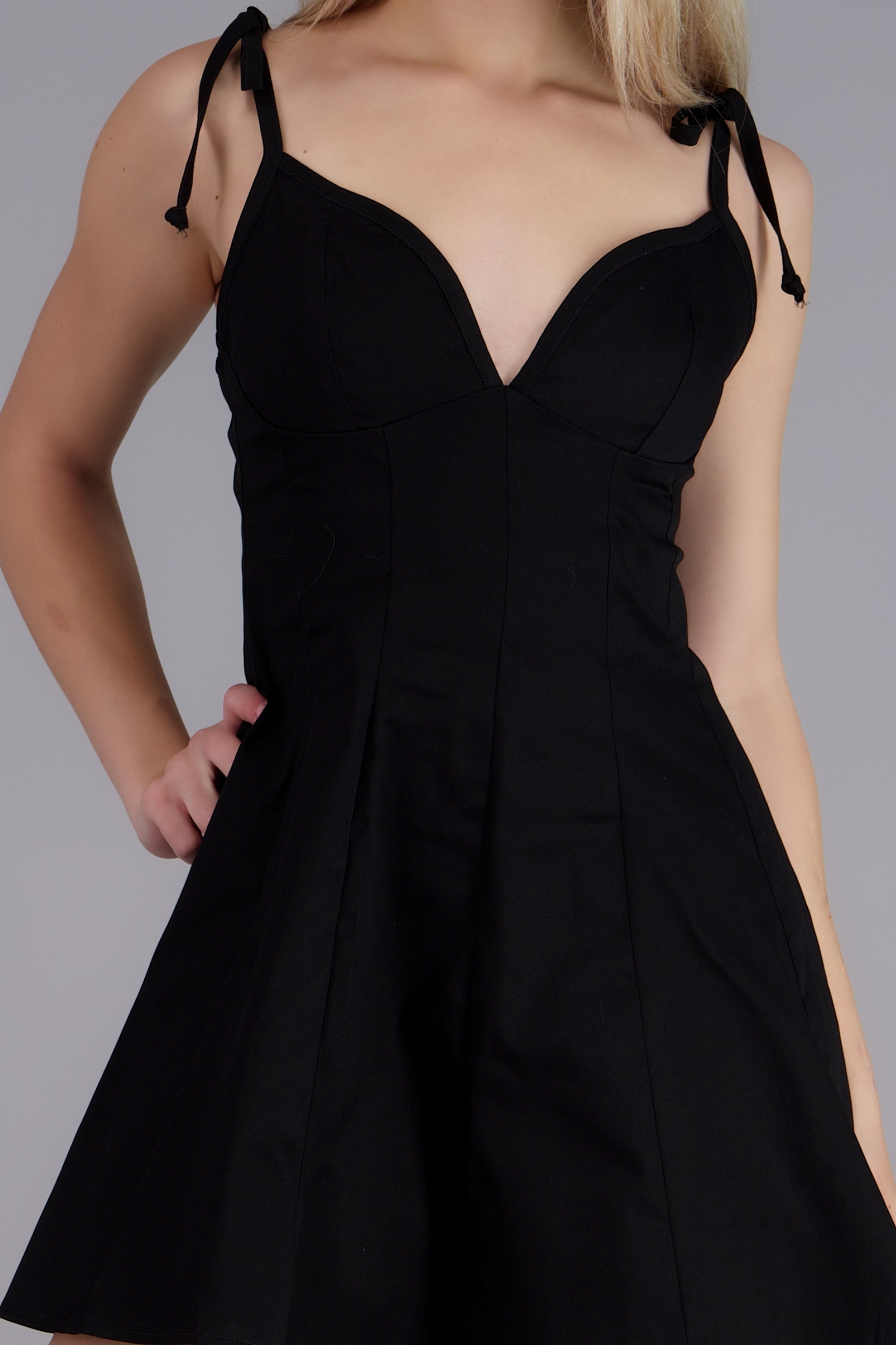Vestido negro corto tirantes detalle escote NEGRO