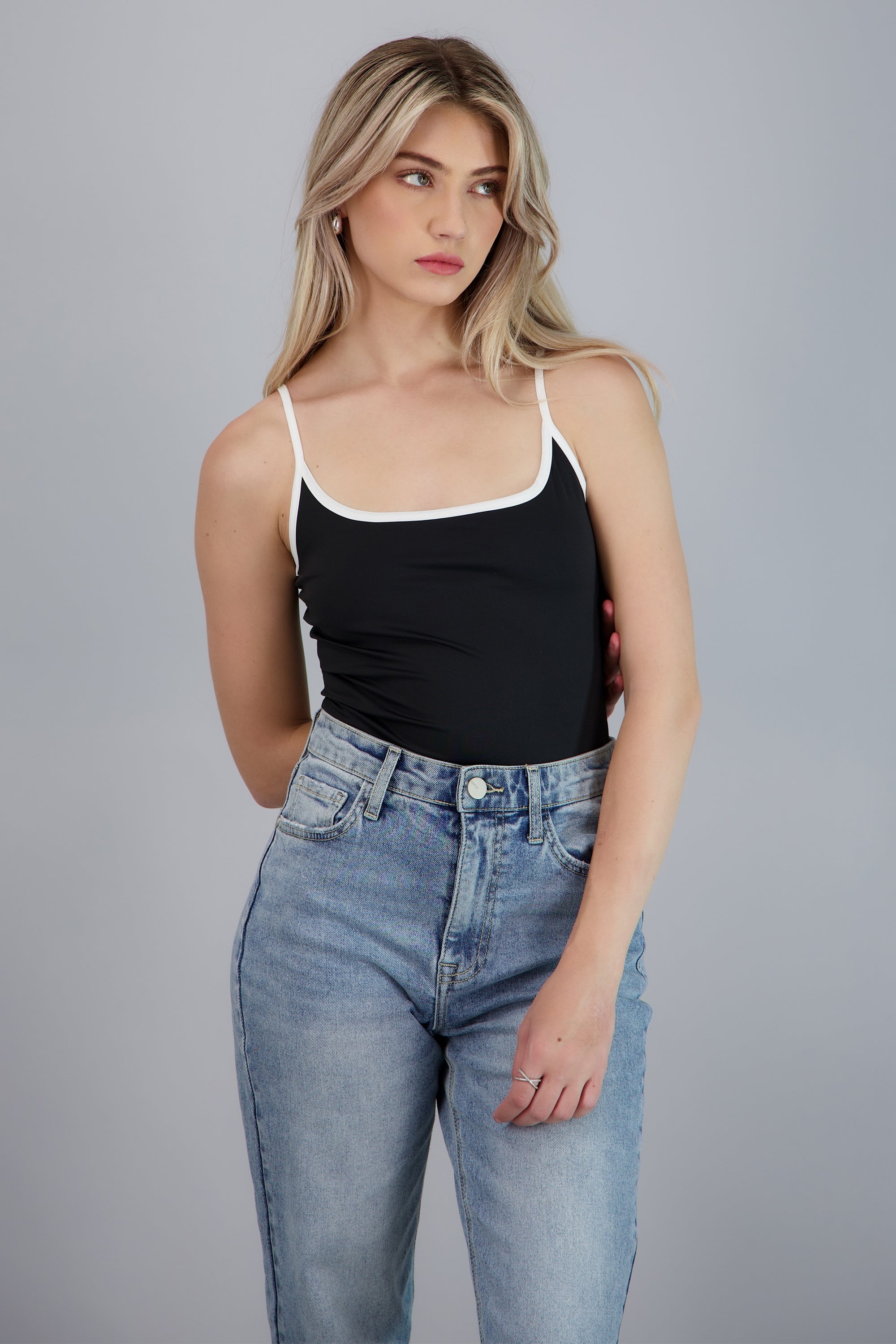 Body cuello circular y tirantes NEGRO COMBO